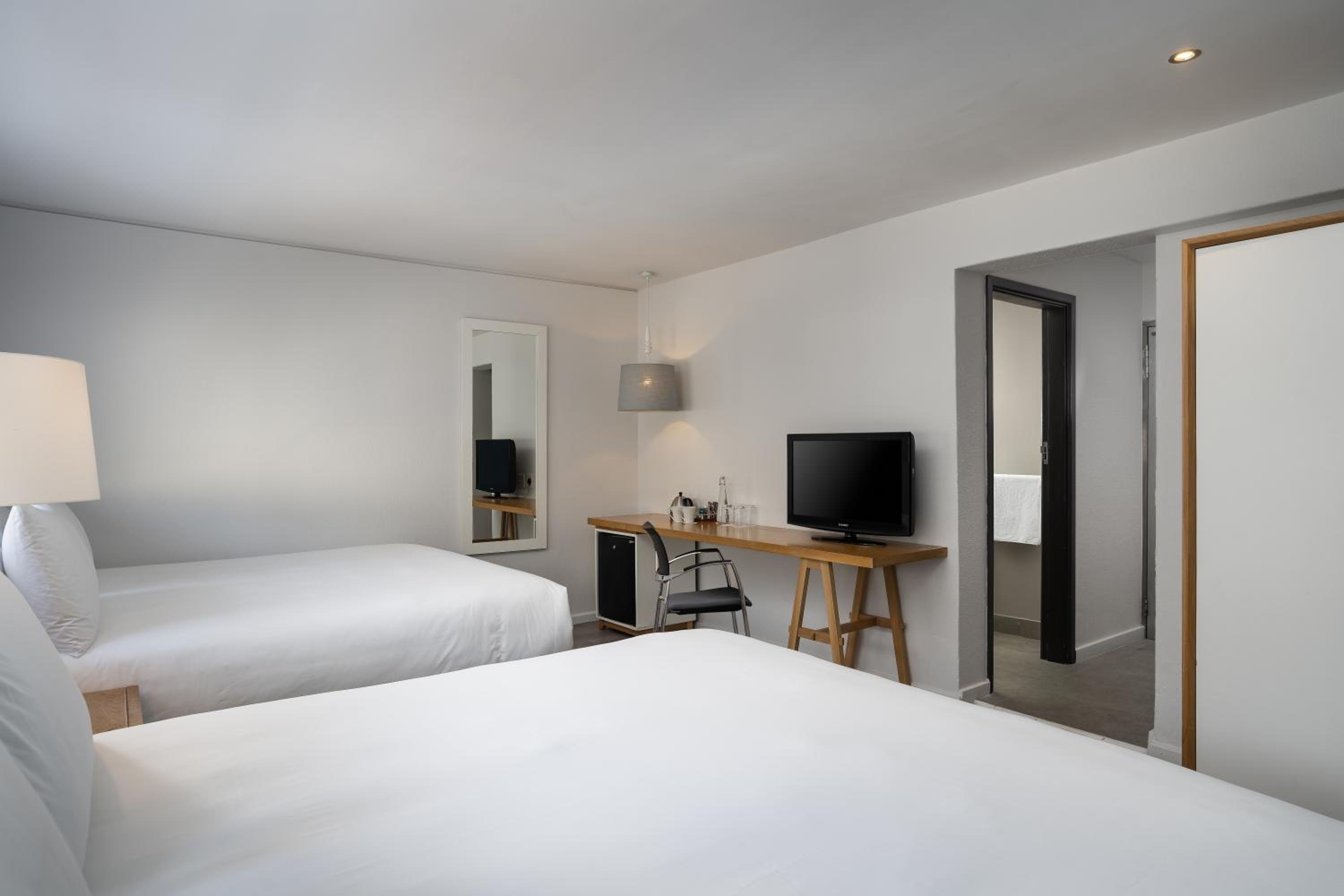 Larger Guest room, 2 King beds - Photo 8