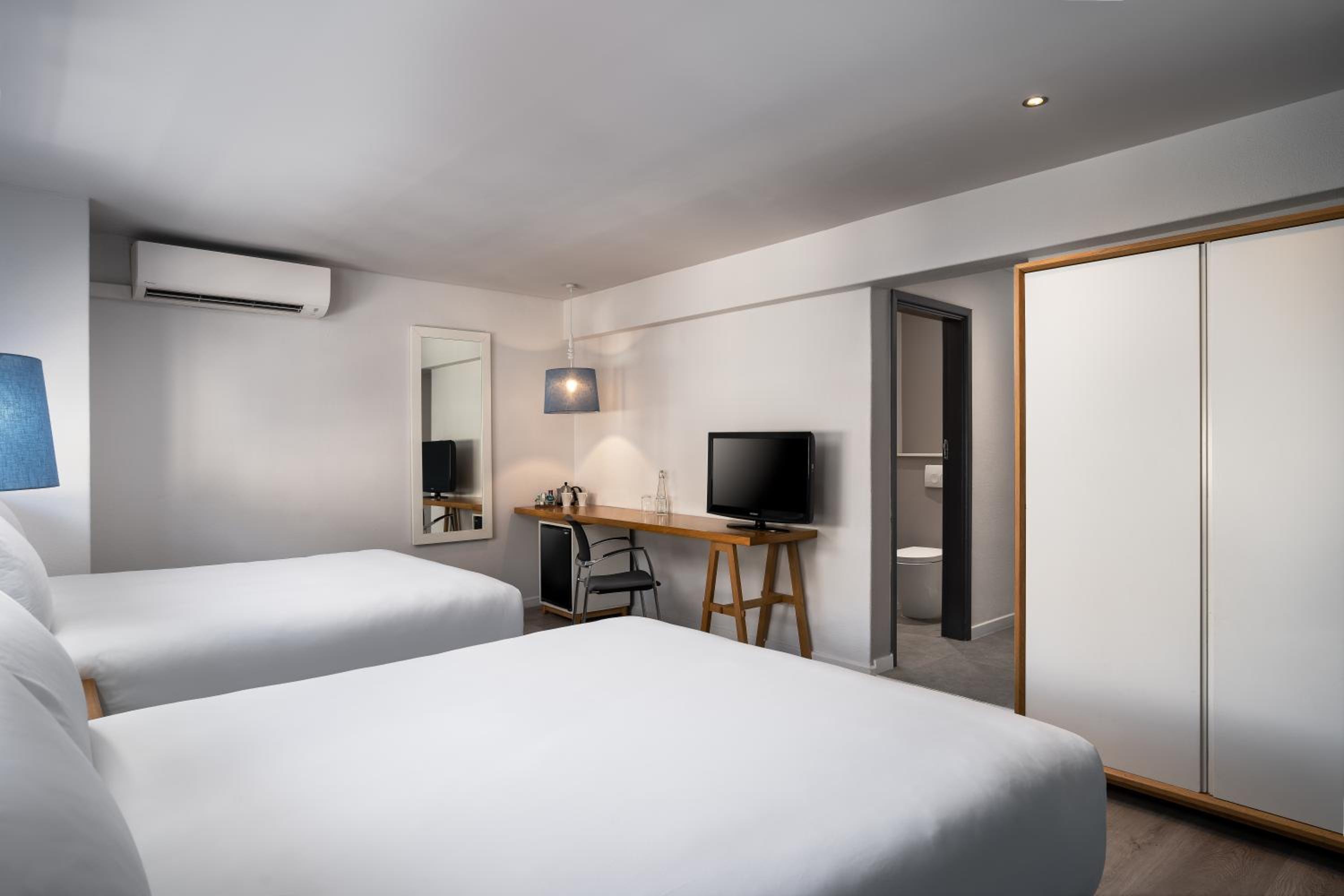 Larger Guest room, 2 King beds - Photo 5