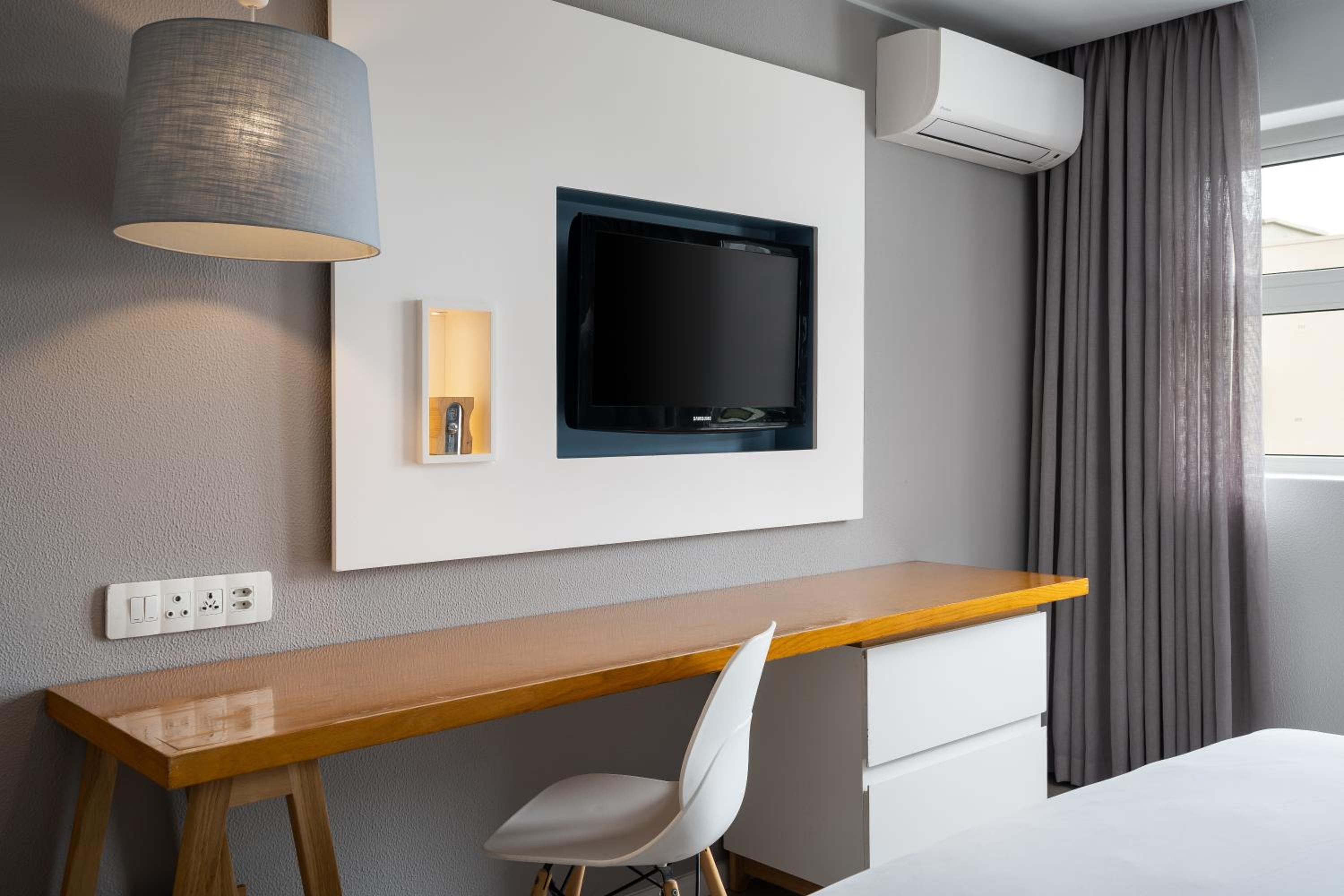 Guest room, 1 King, Balcony - Photo 1