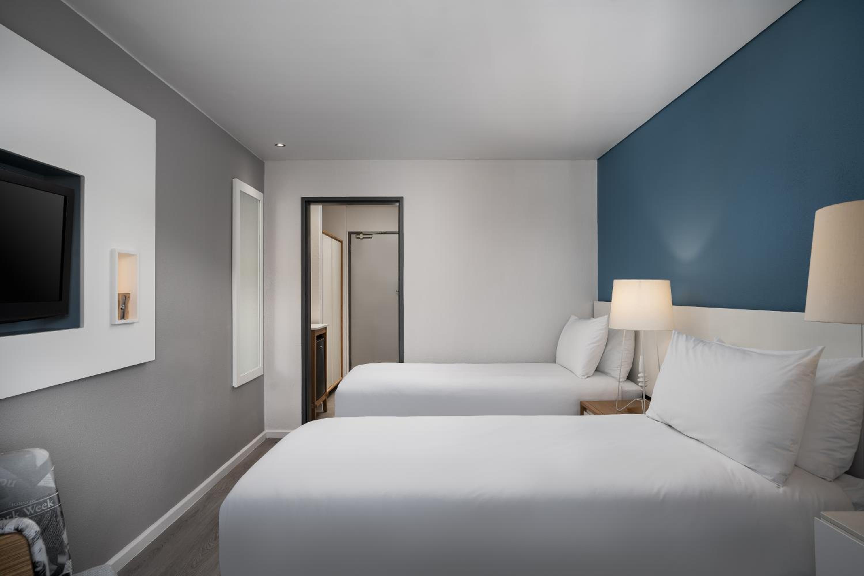 Guest Twin Room with Balcony - Photo 6