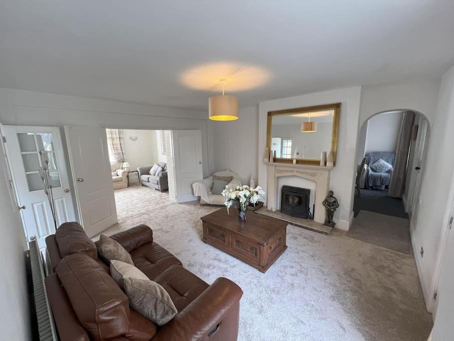 Six-Bedroom House photo 2