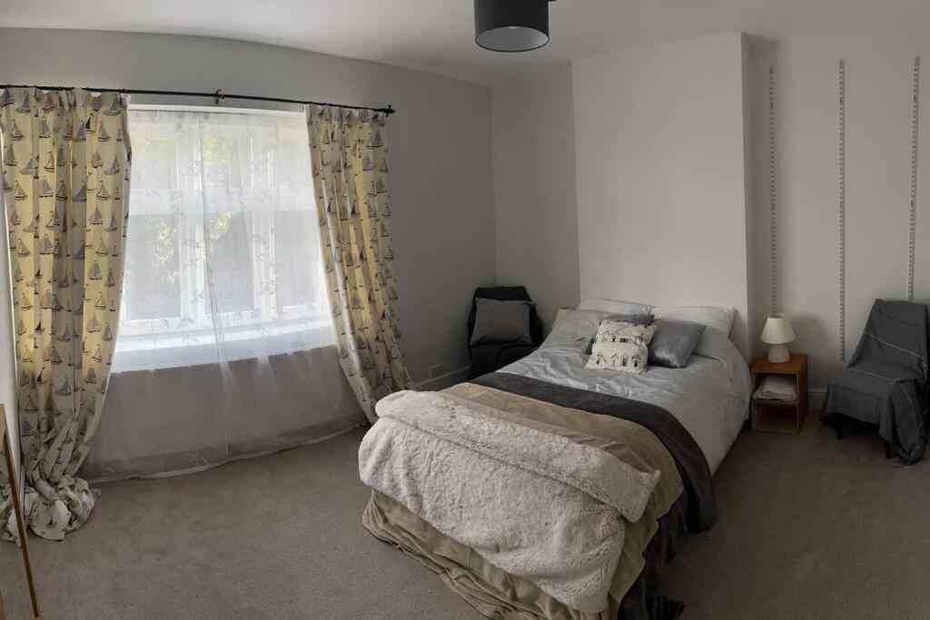 Six-Bedroom House photo 3
