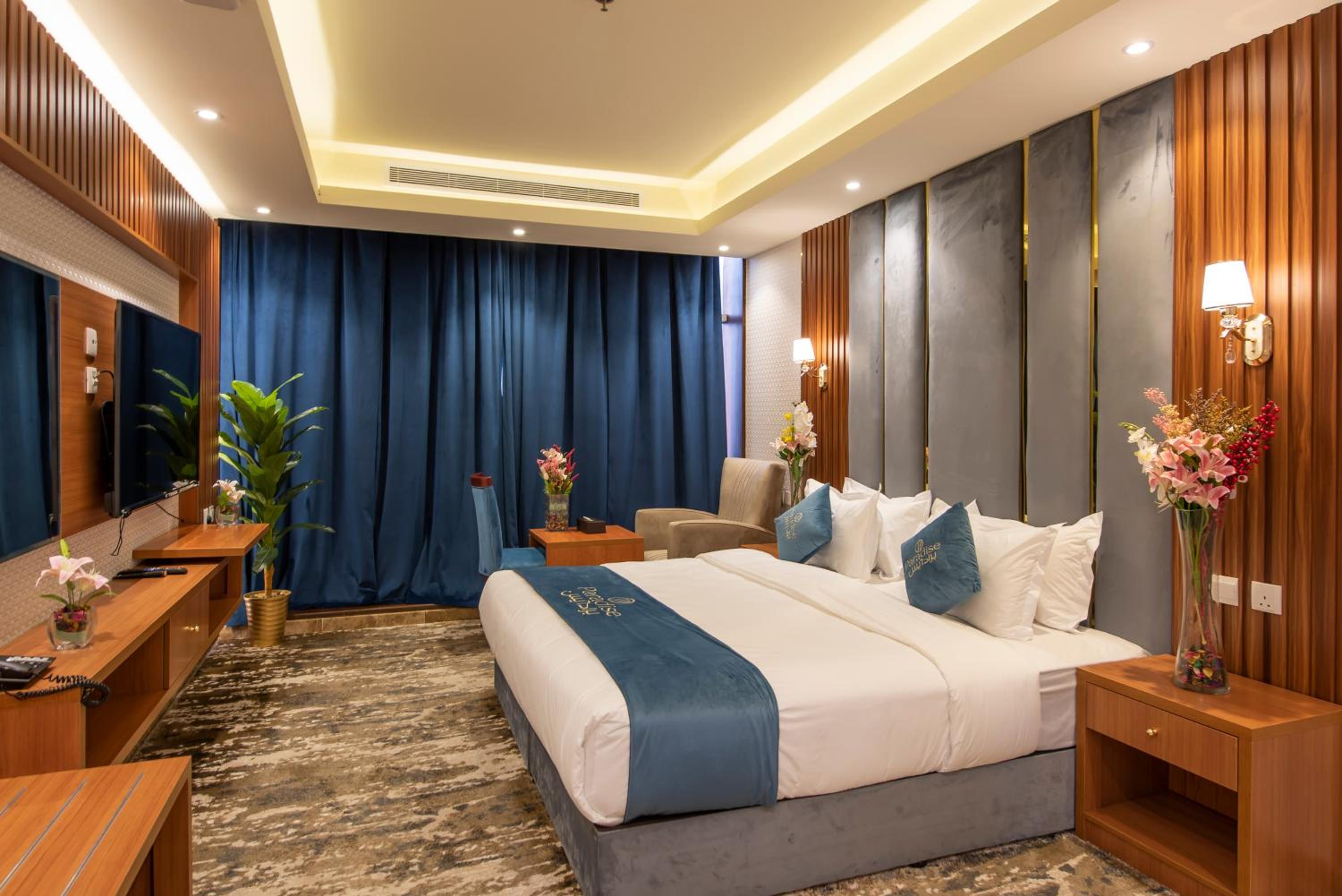 Suite with City View - Photo 16