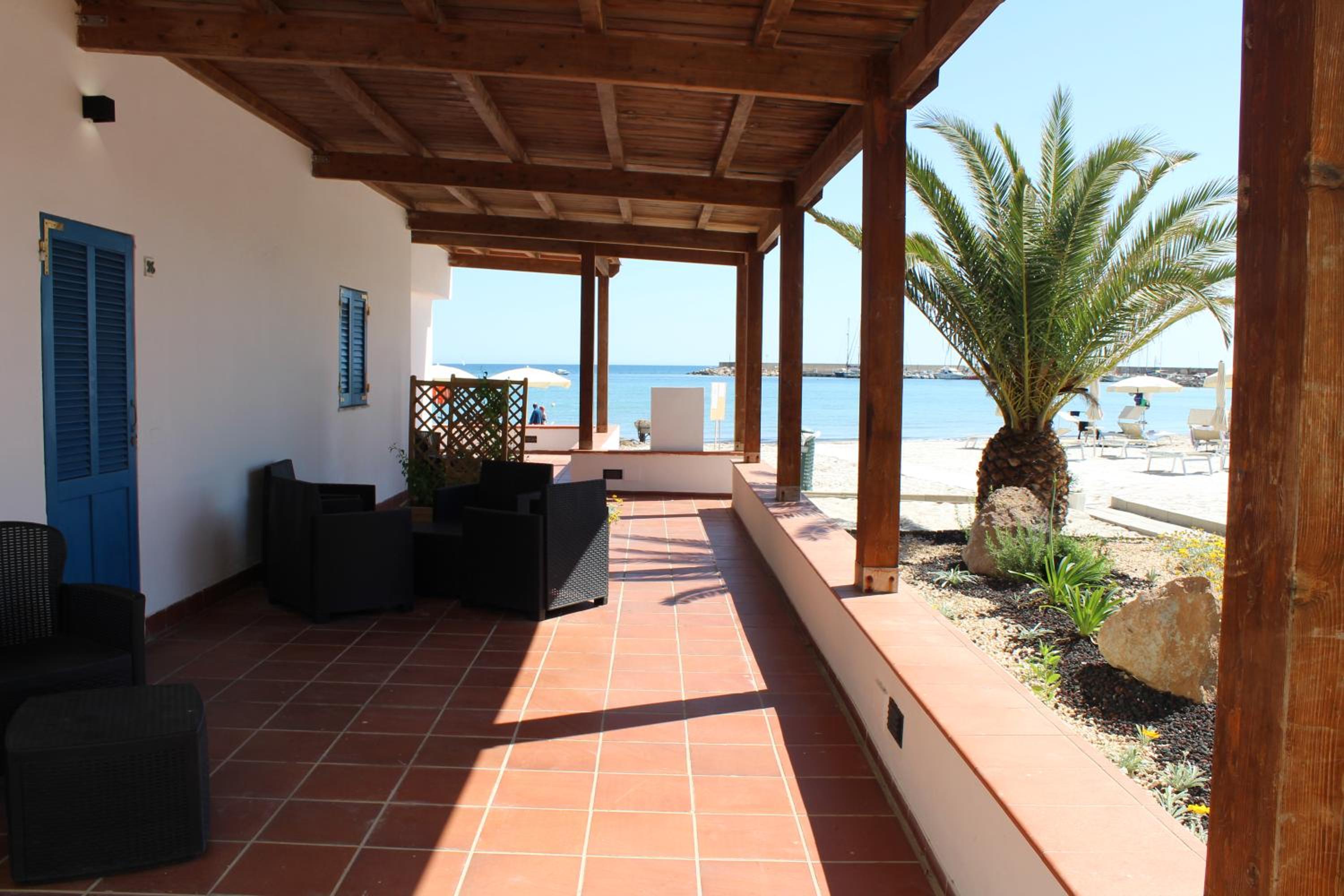 Quadruple Room with Sea View - Photo 9