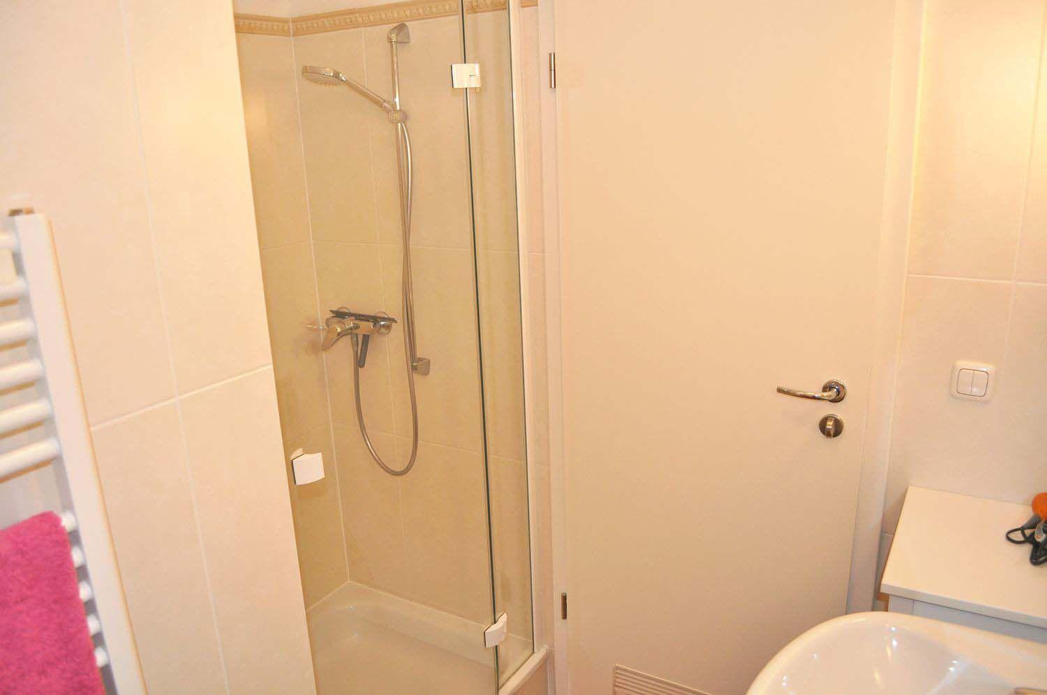 Two-Bedroom Apartment with Shower  photo 2