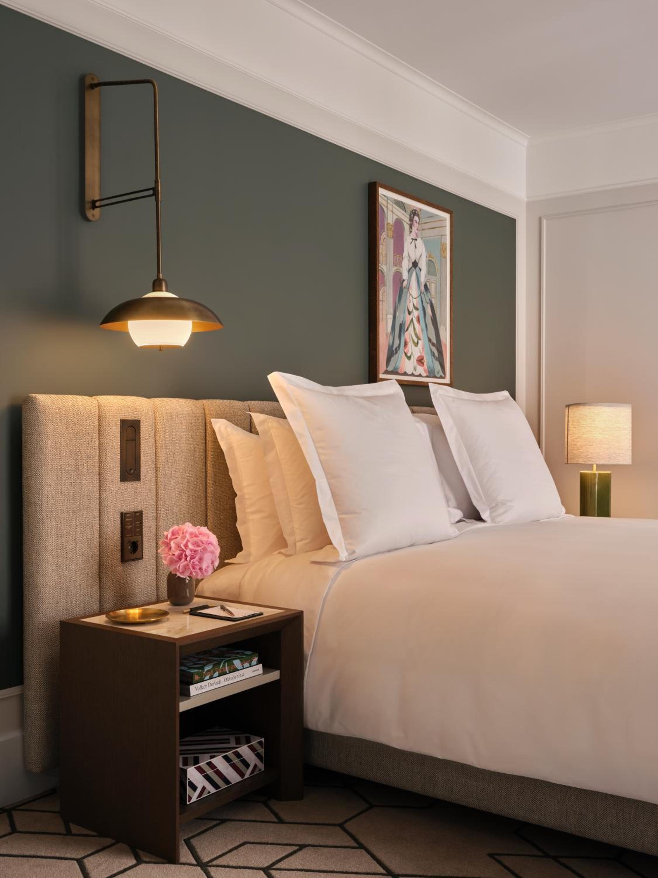 Premier Grand King Room with One King Bed (Non Smoking) - Photo 7