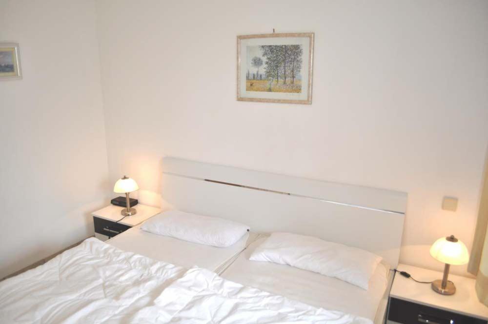 One-Bedroom Apartment with Shower photo 1