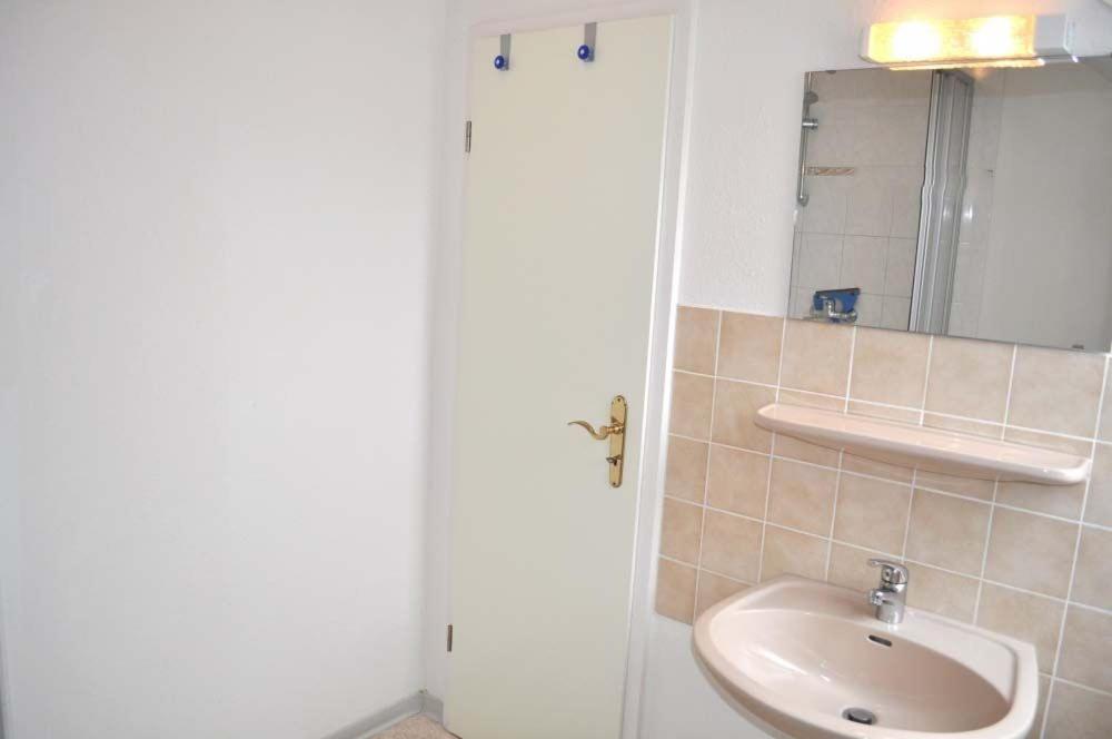 One-Bedroom Apartment with Shower photo 3
