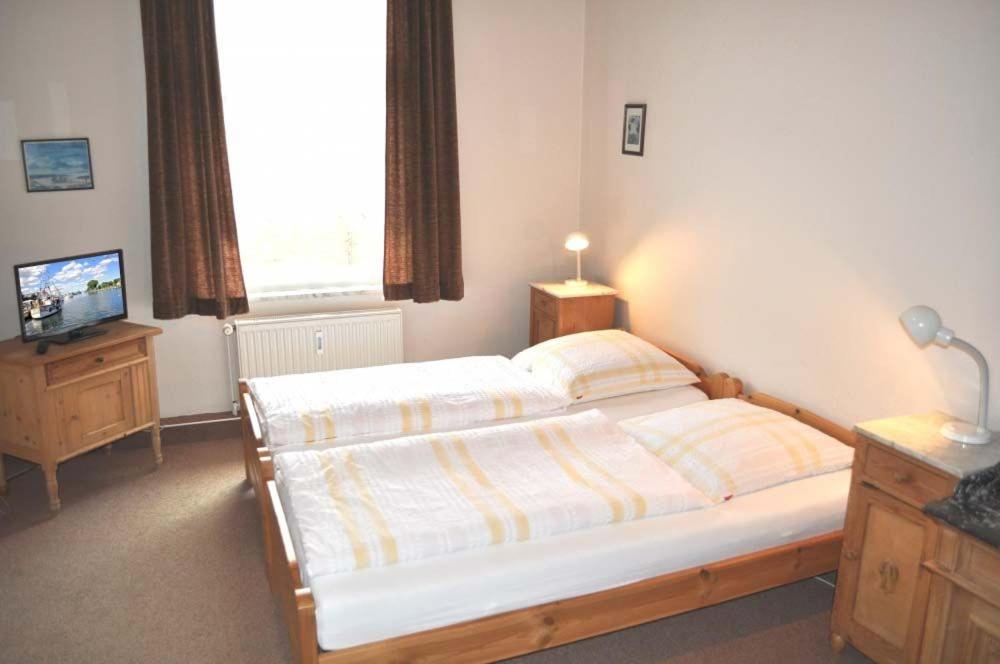 One-Bedroom Apartment with Shower photo 1