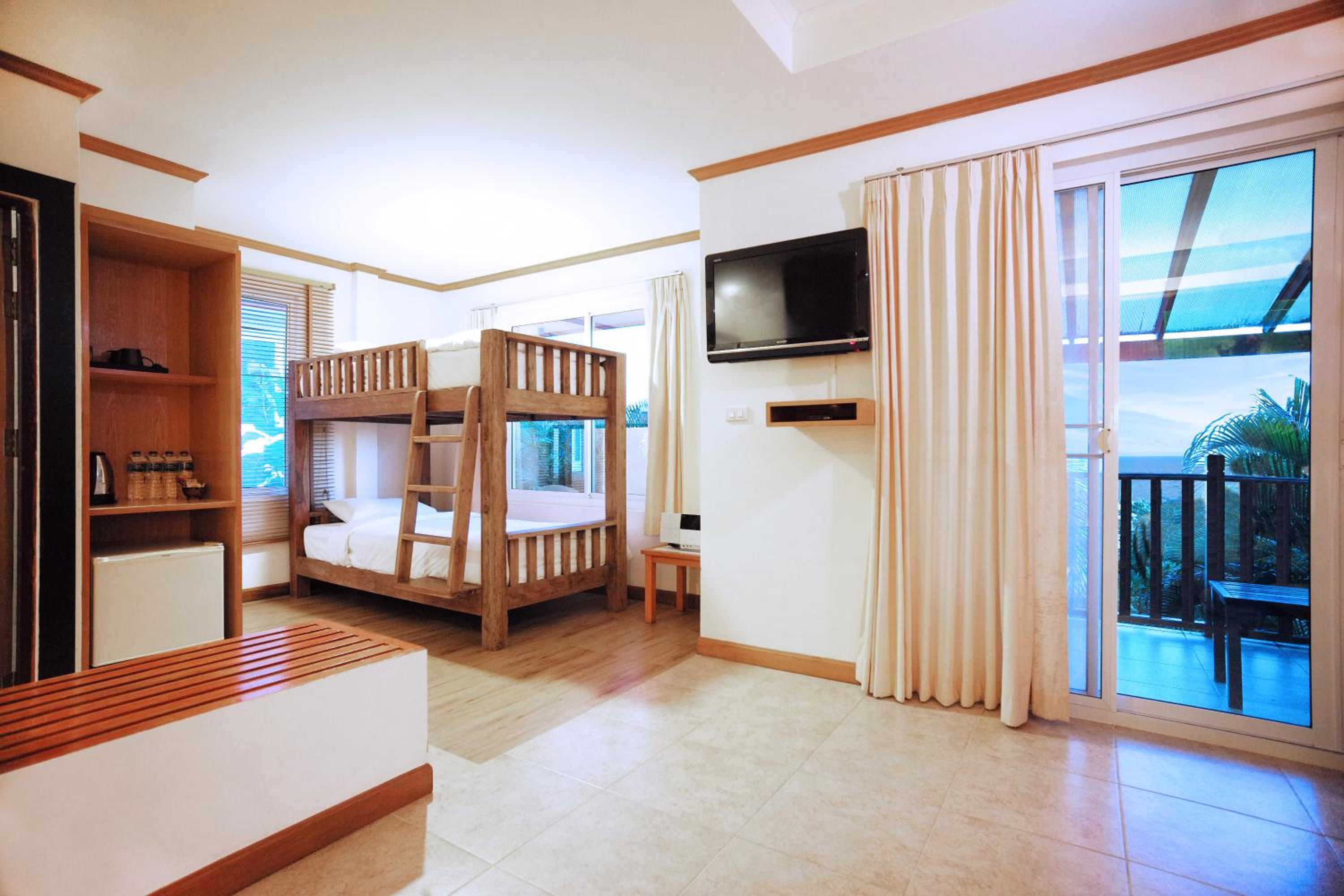 Quadruple Room with Sea View - Photo 4