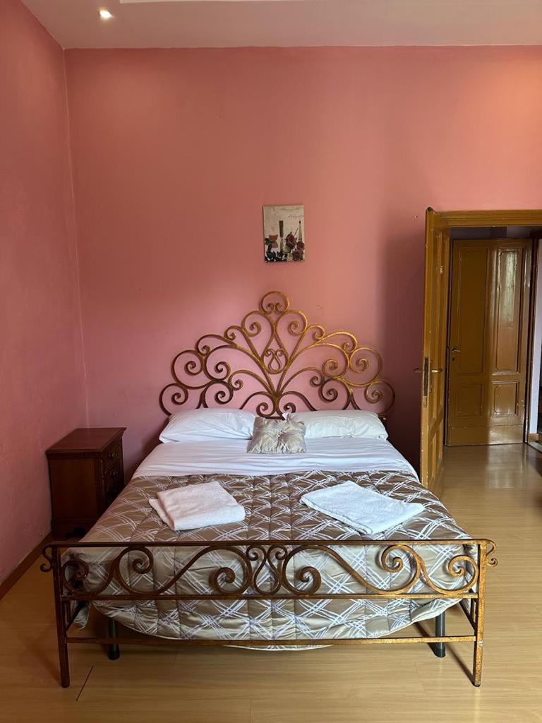 Economy Double Room with Shared Bathroom photo 2