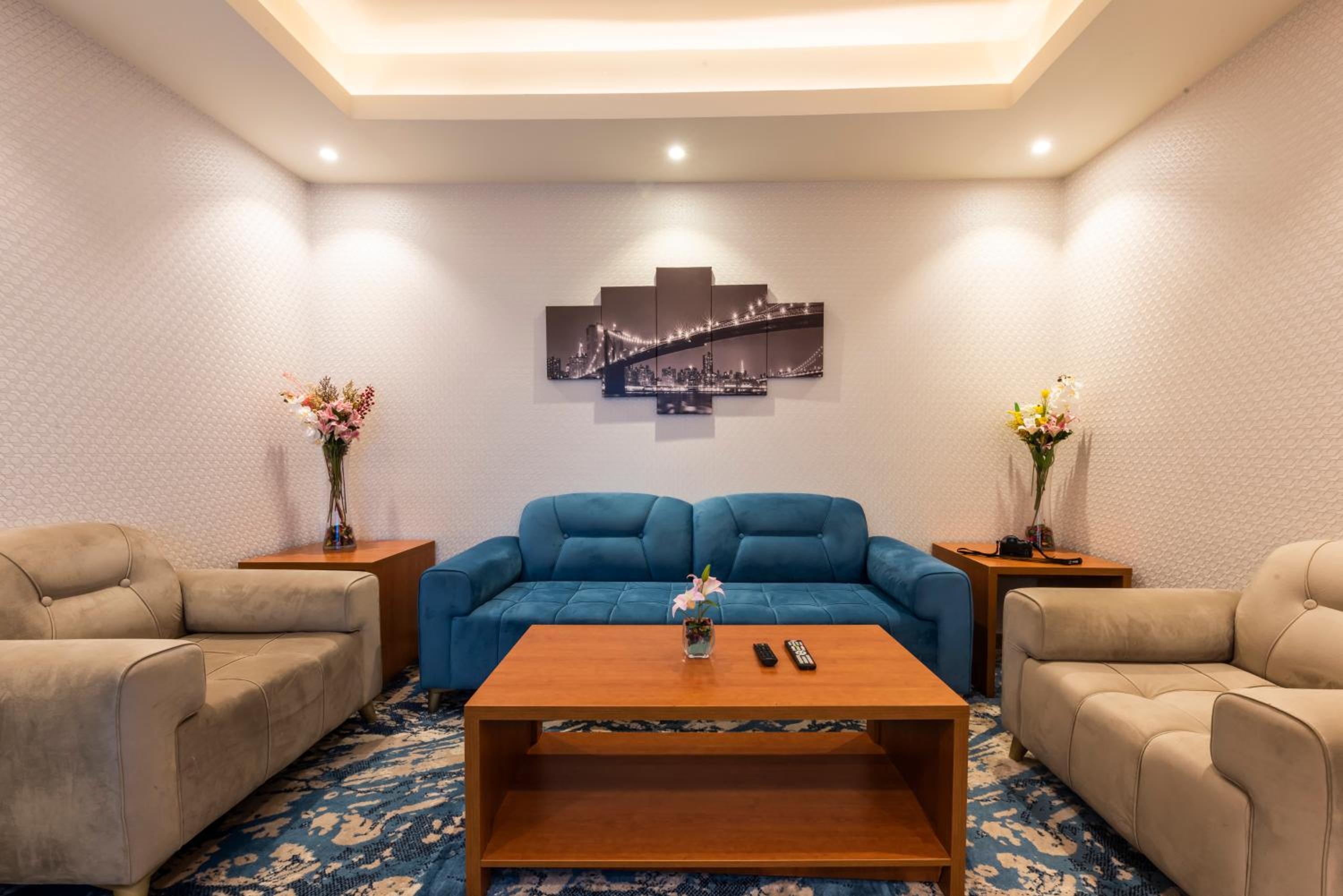 Suite with City View - Photo 11