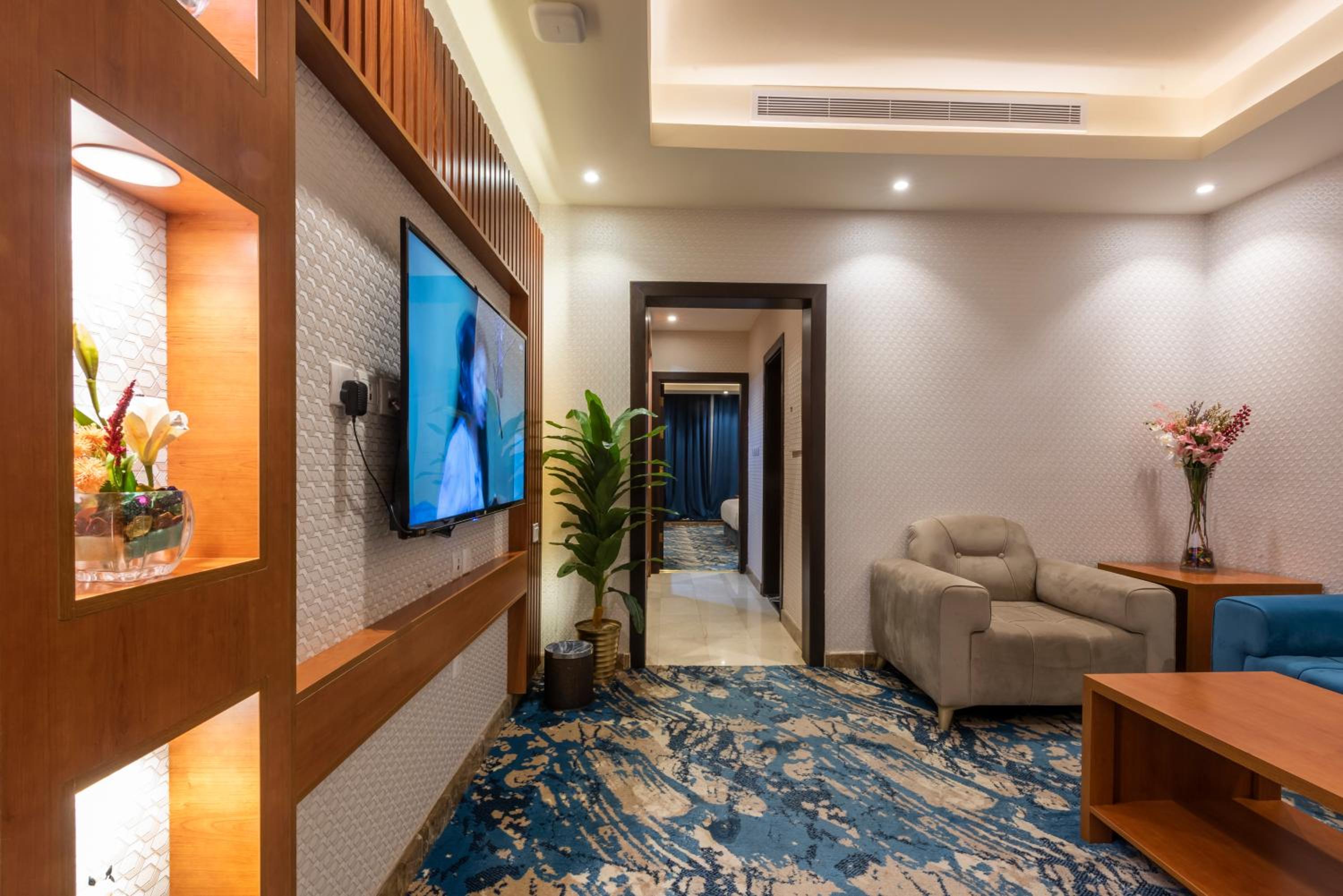 Suite with City View - Photo 21