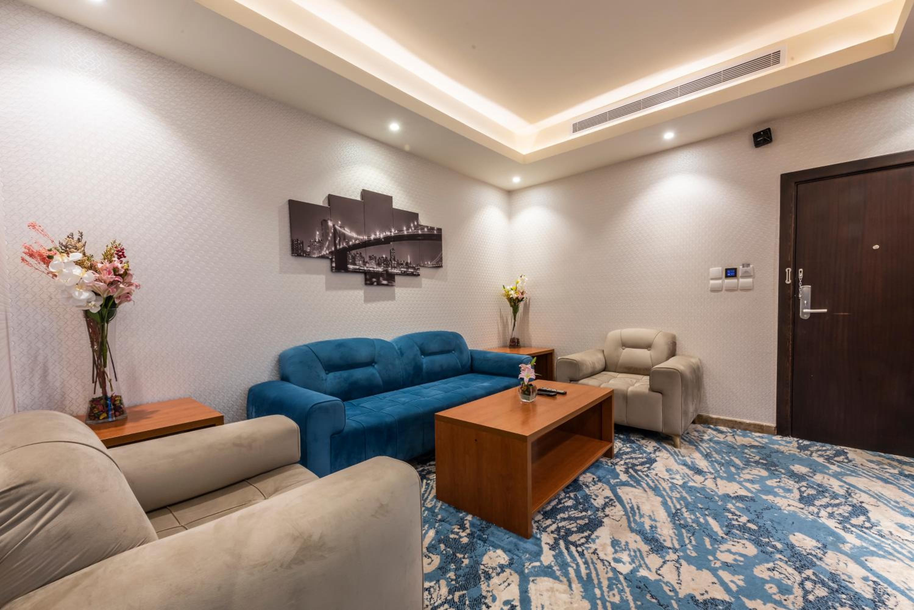 Suite with City View - Photo 8