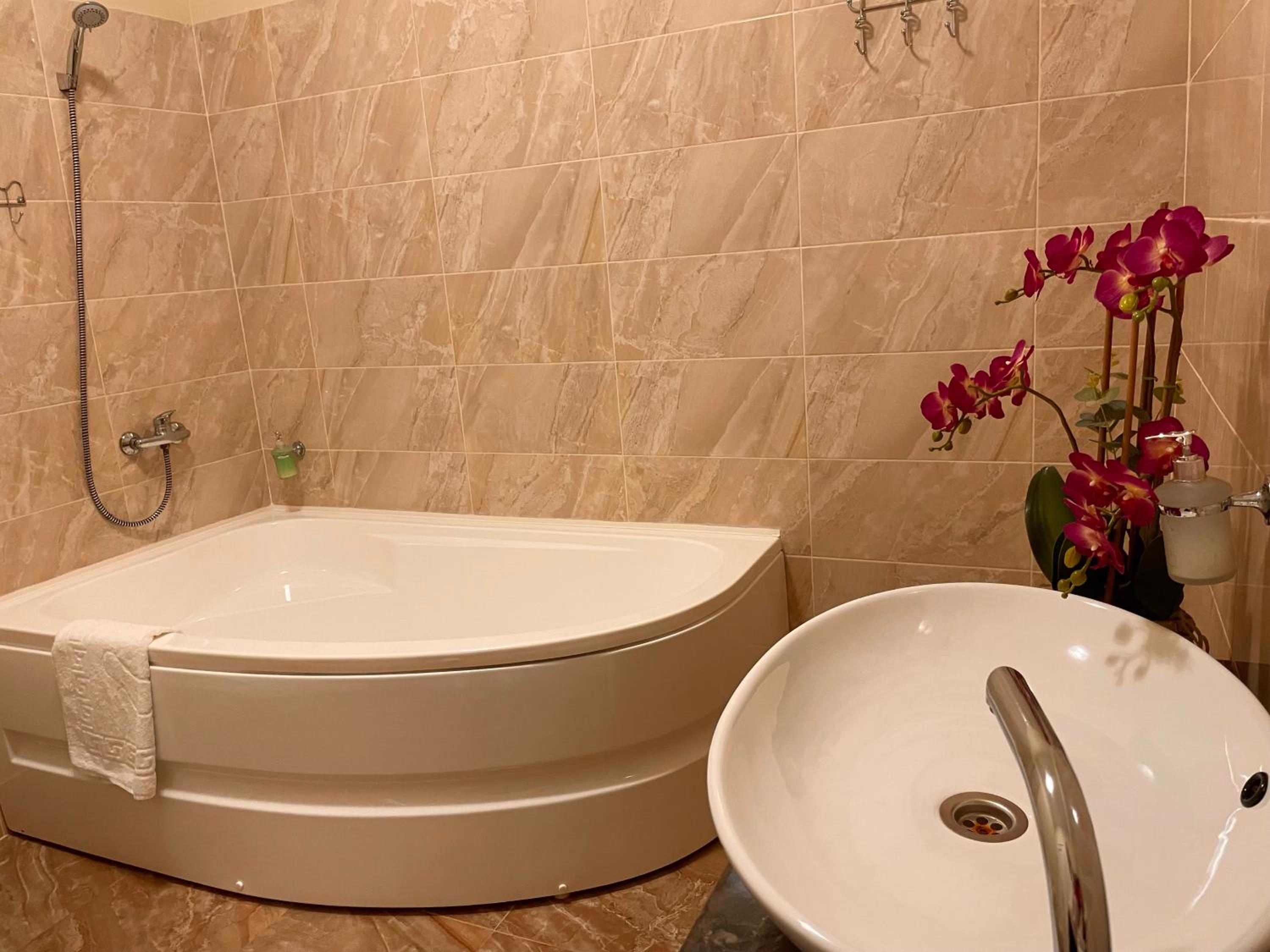 Quadruple Room with Spa Package - Photo 8