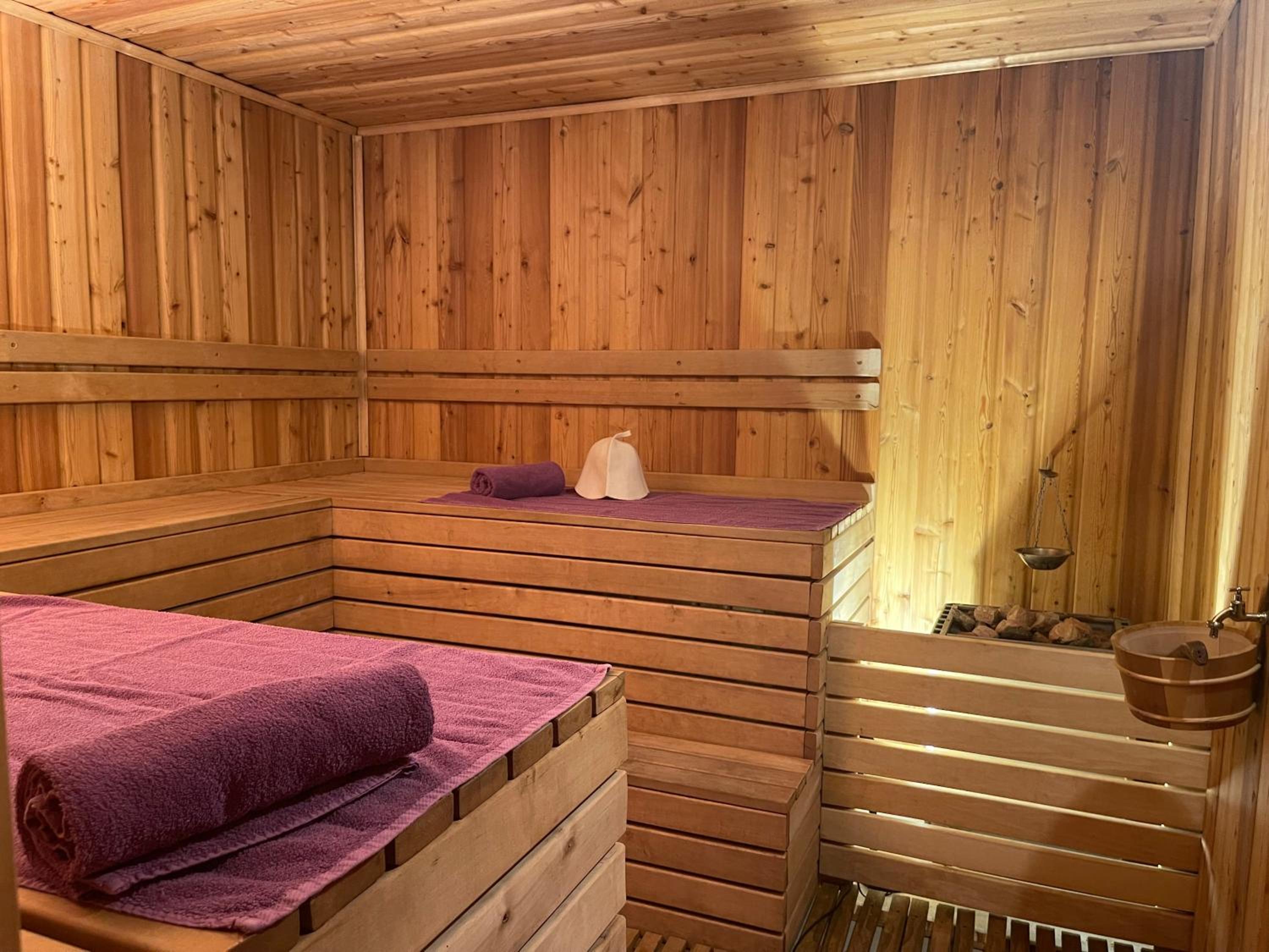 Quadruple Room with Spa Package - Photo 17