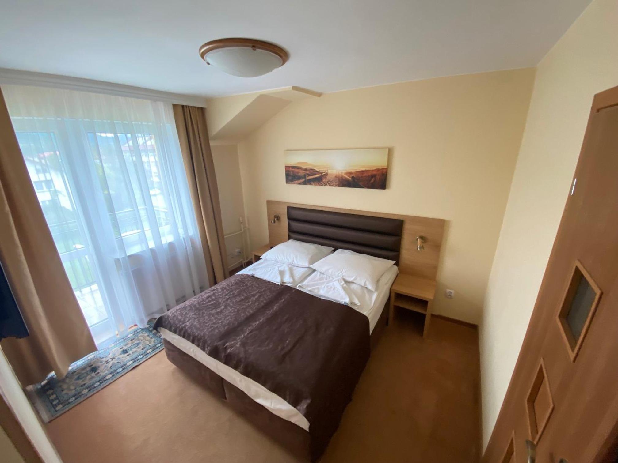 Family Room With Balcony photo 2