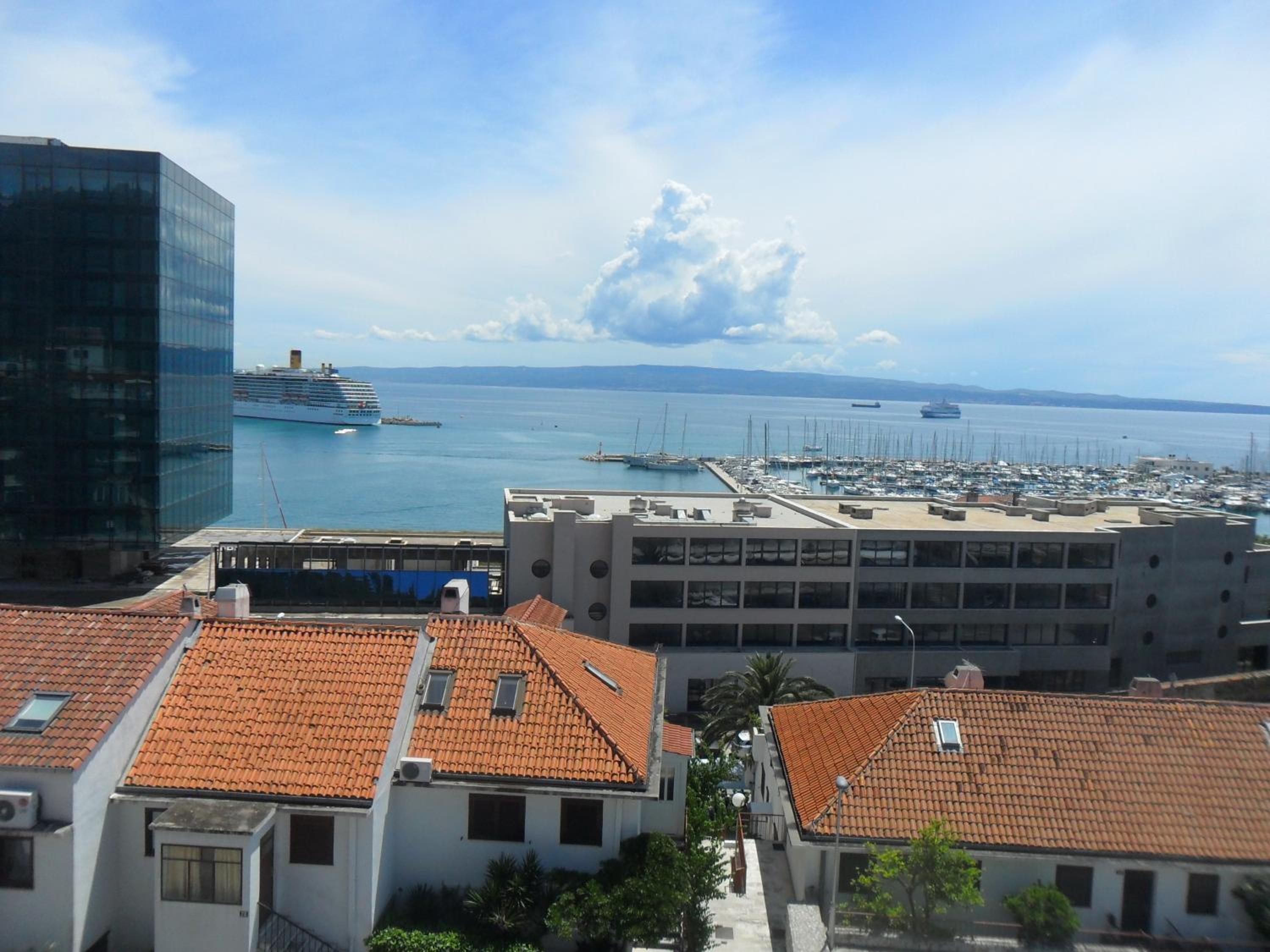 Apartment with Sea View - Photo 8