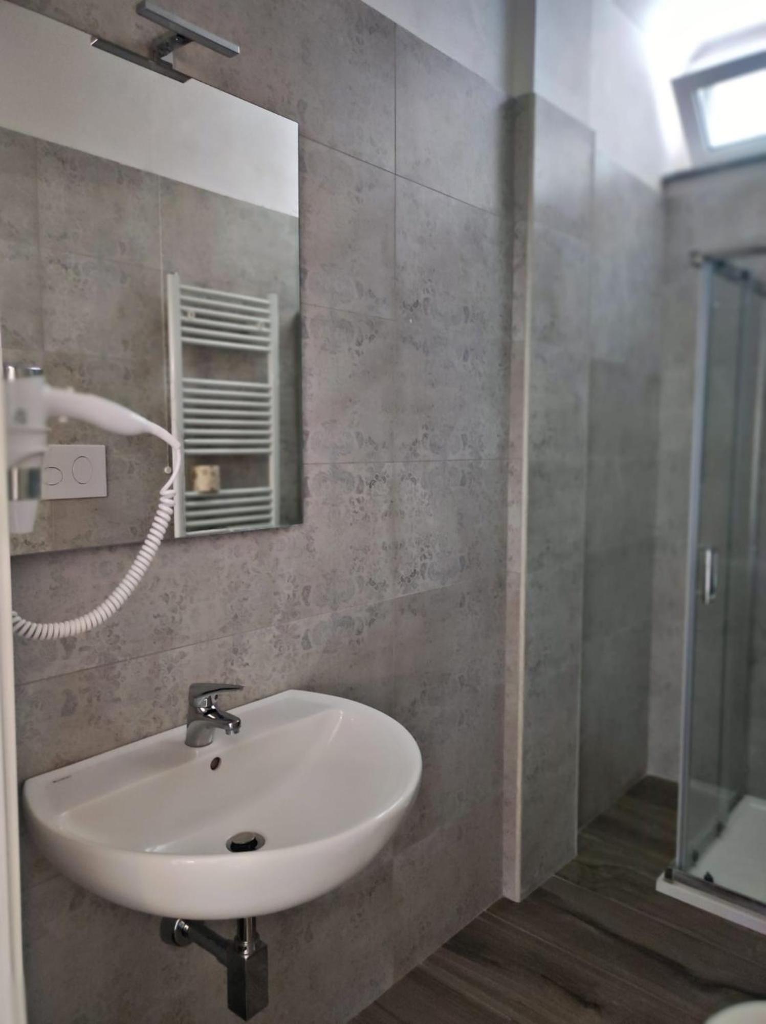 Twin Room with Bathroom - Photo 4