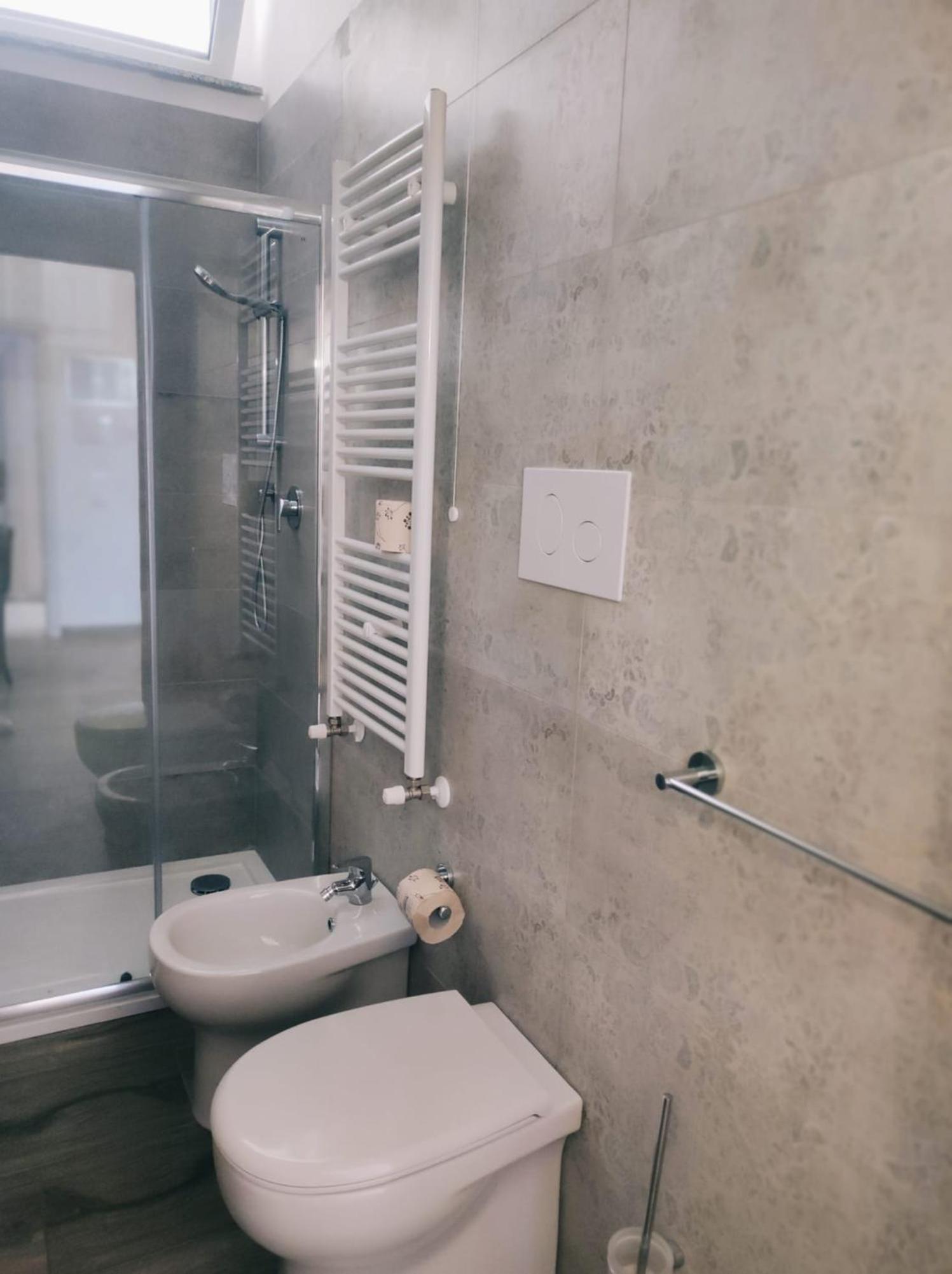 Twin Room with Bathroom - Photo 3