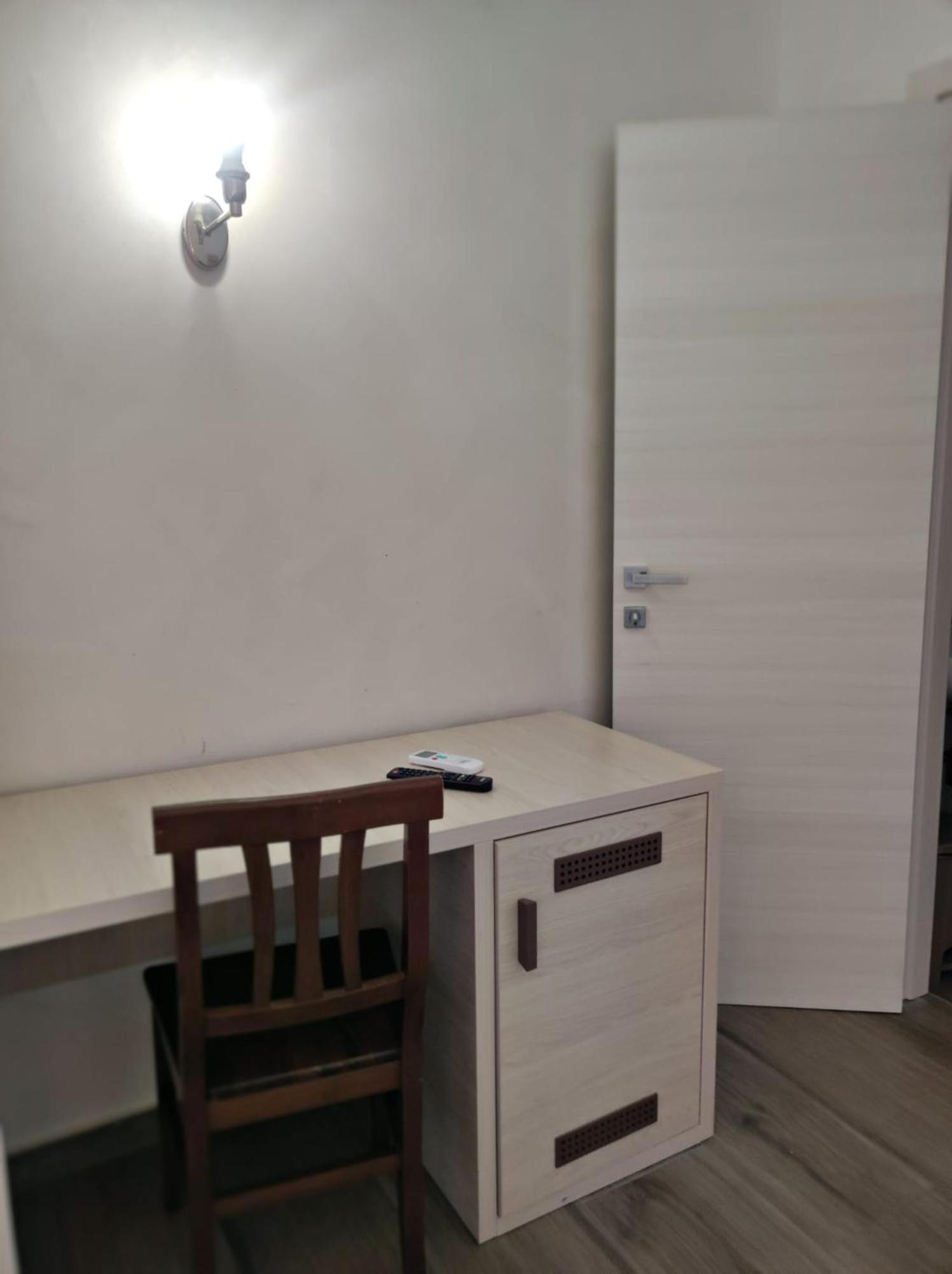 Twin Room with Bathroom - Photo 5