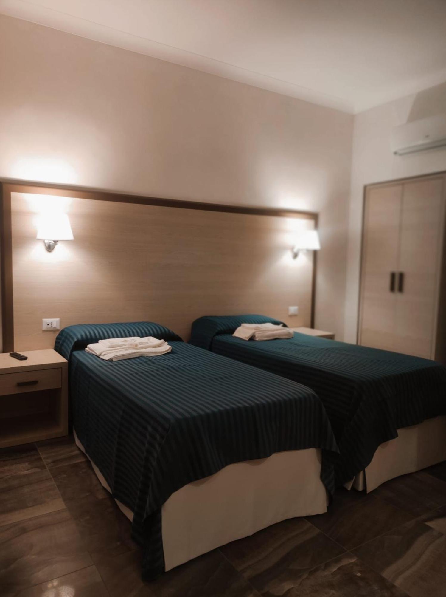 Twin Room with Bathroom - Photo 1
