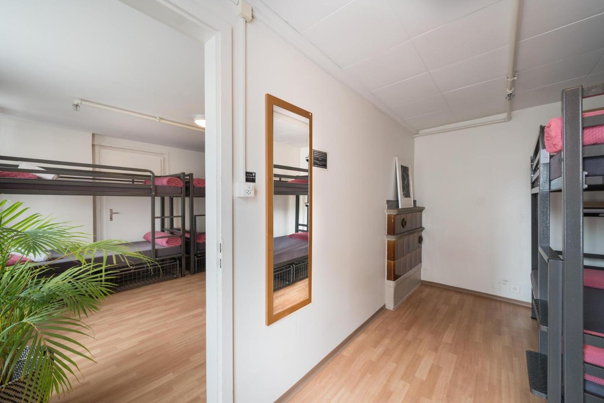Private 6-bed photo 2