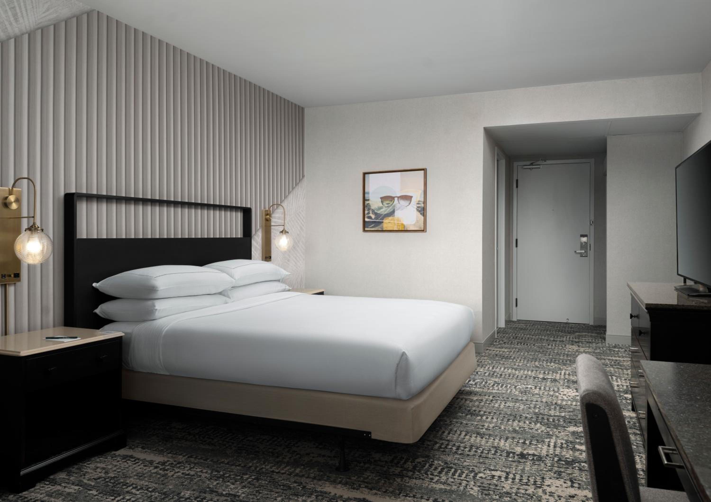 King Room with Accessible Tub - Mobility Access photo 3
