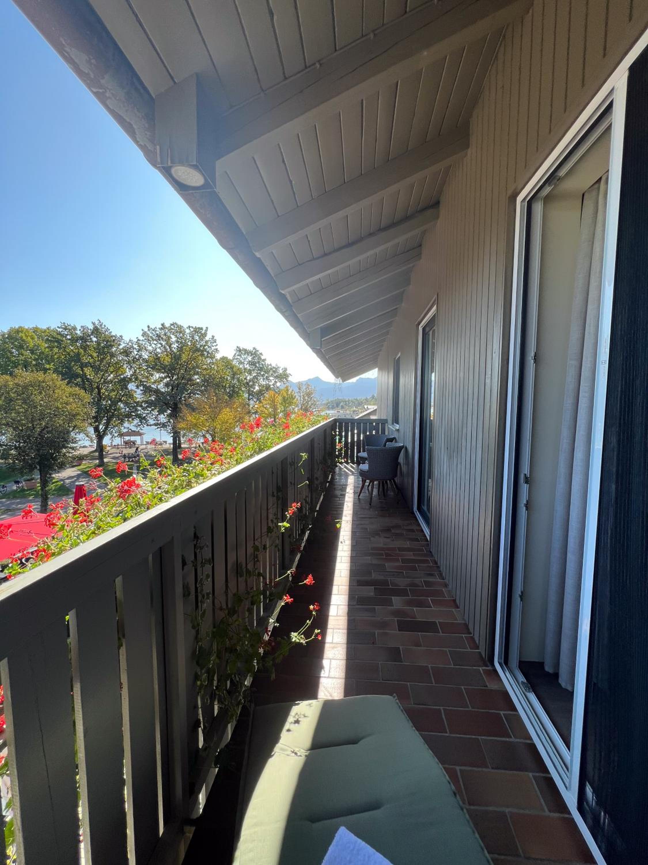 Large Double Room with Balcony and Lake View photo 2