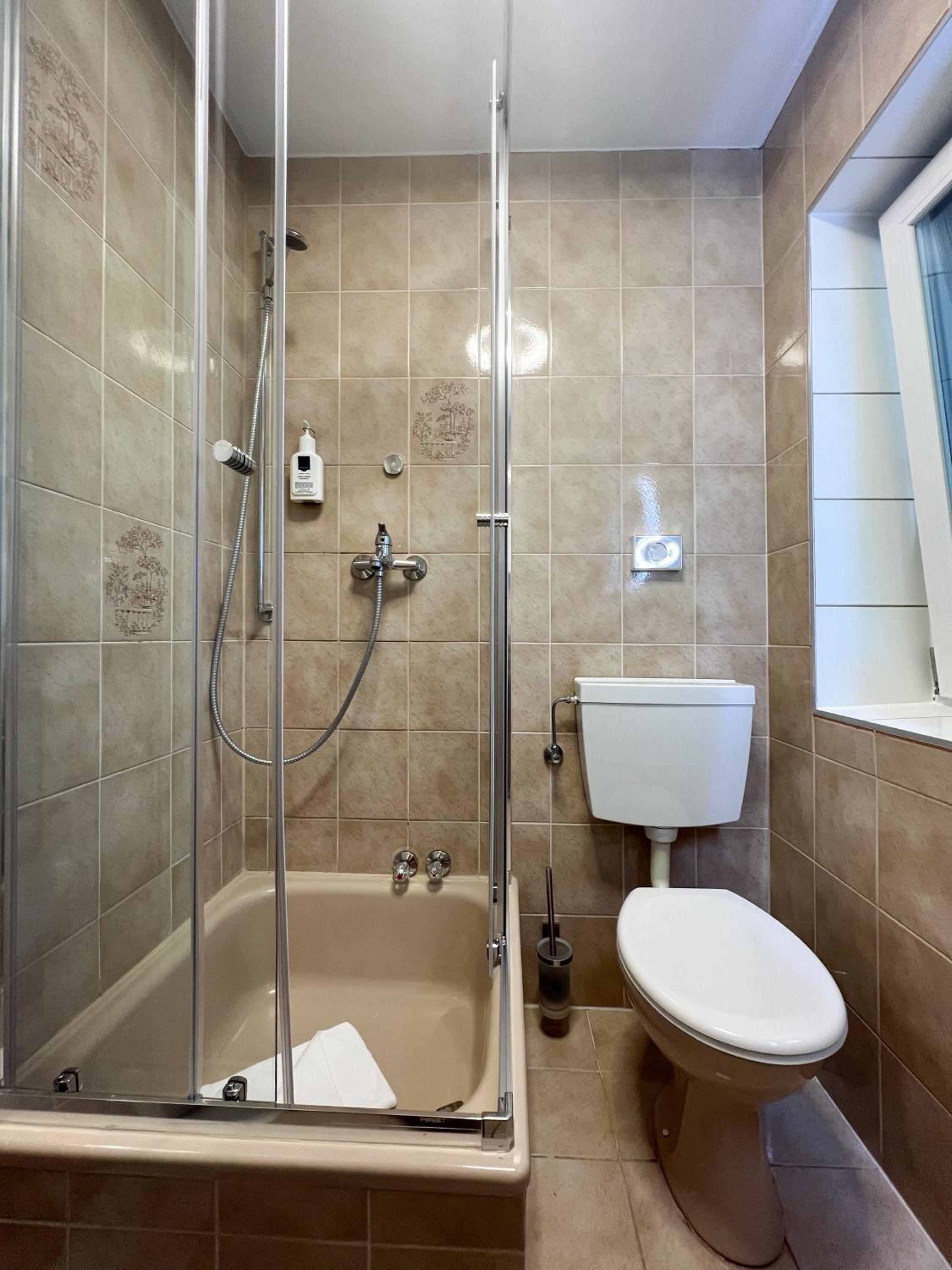 Standard Double Room with Lake View - Photo 7