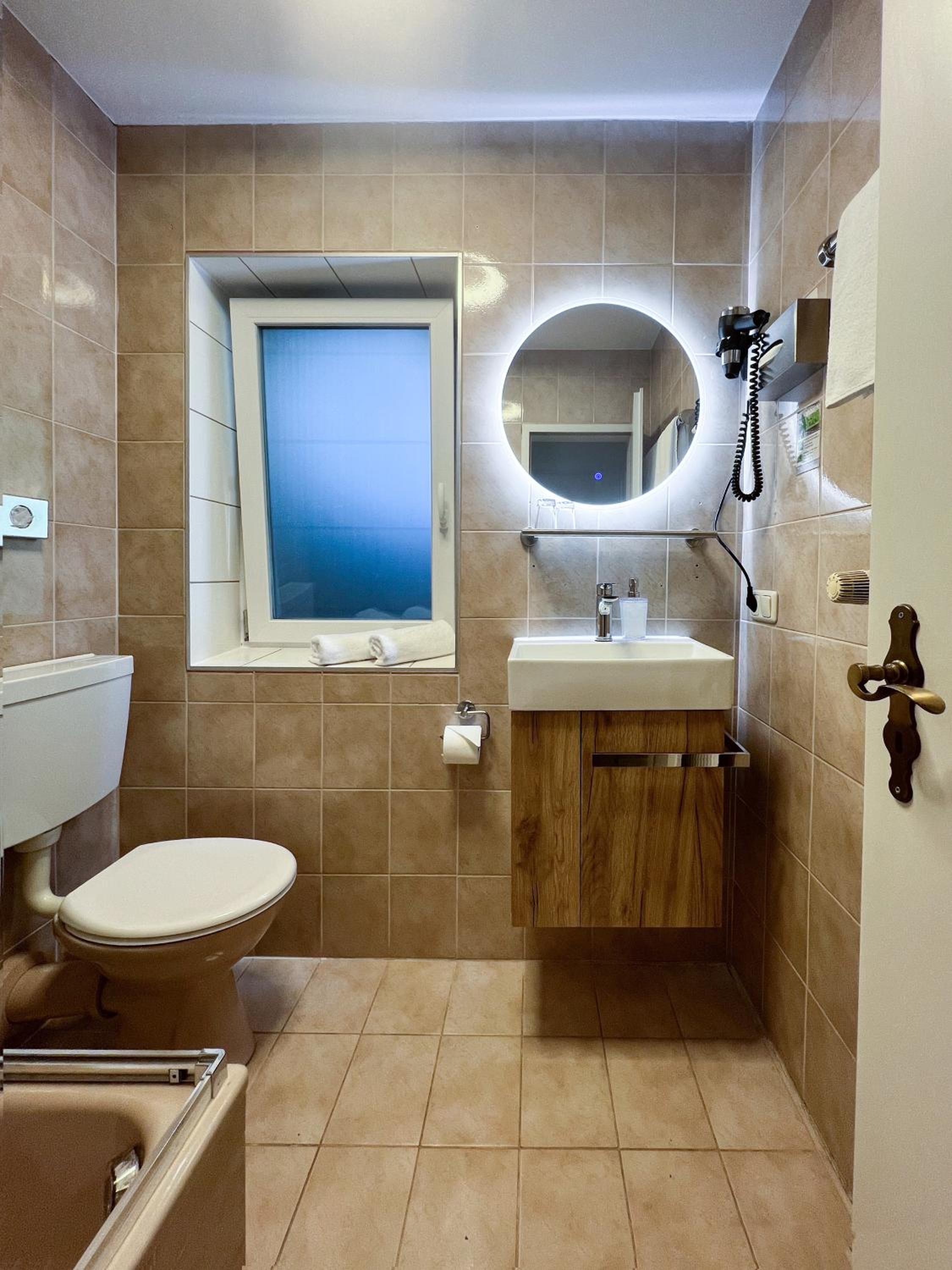Standard Double Room with Lake View - Photo 6
