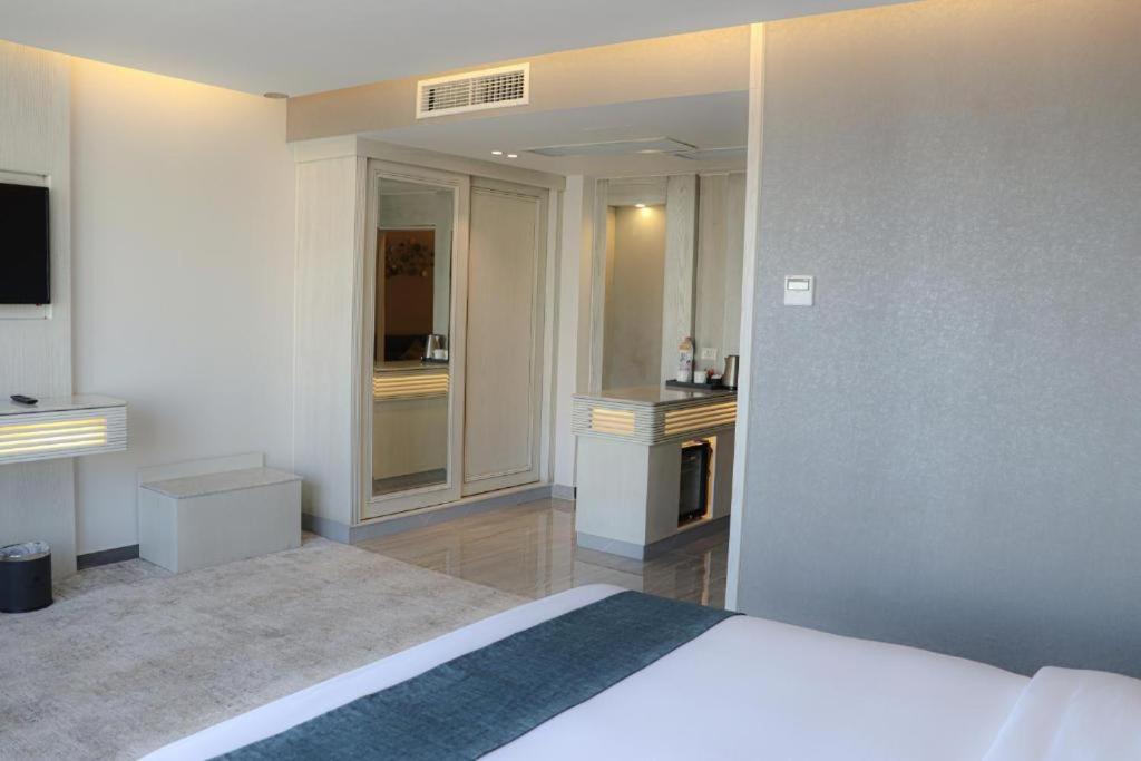 Suite - Photo 12
