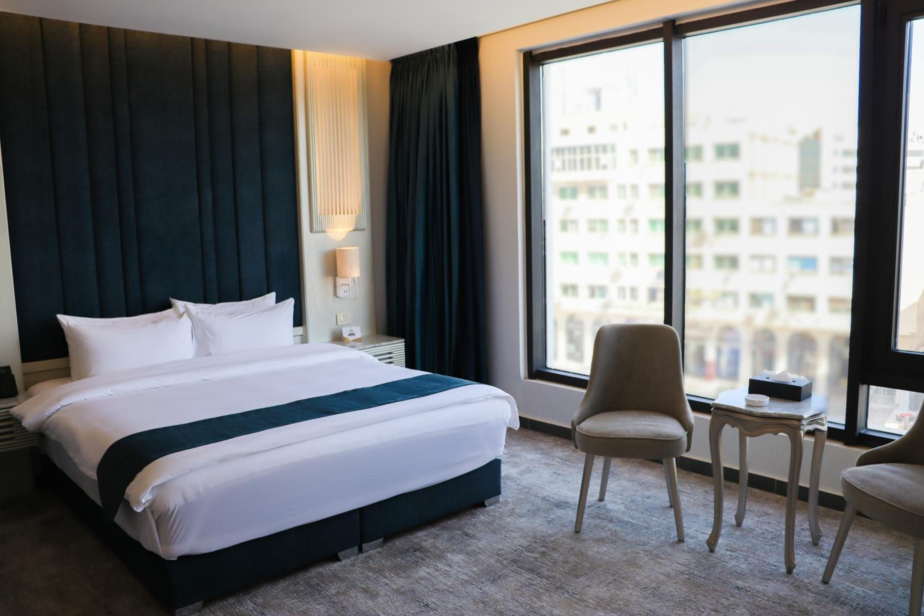 Suite - Photo 11