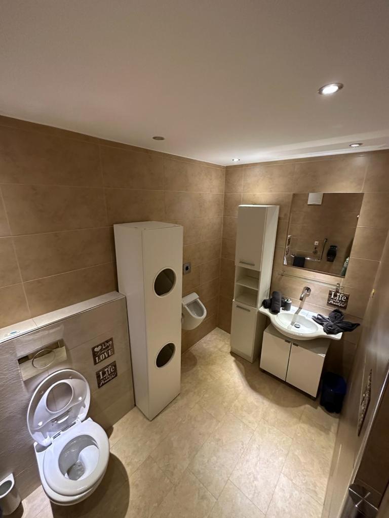 Three-Bedroom Apartment photo 2