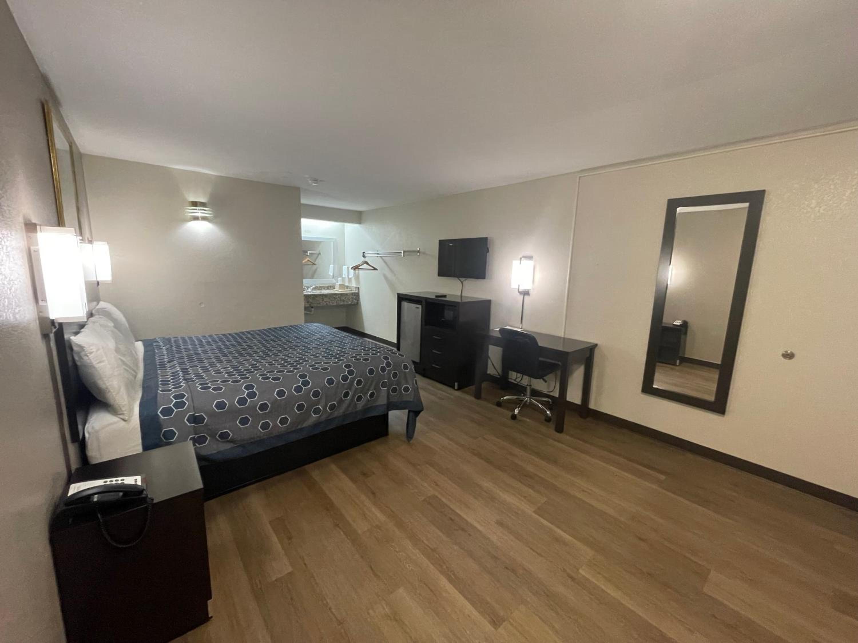 Deluxe King Suite - Photo 2