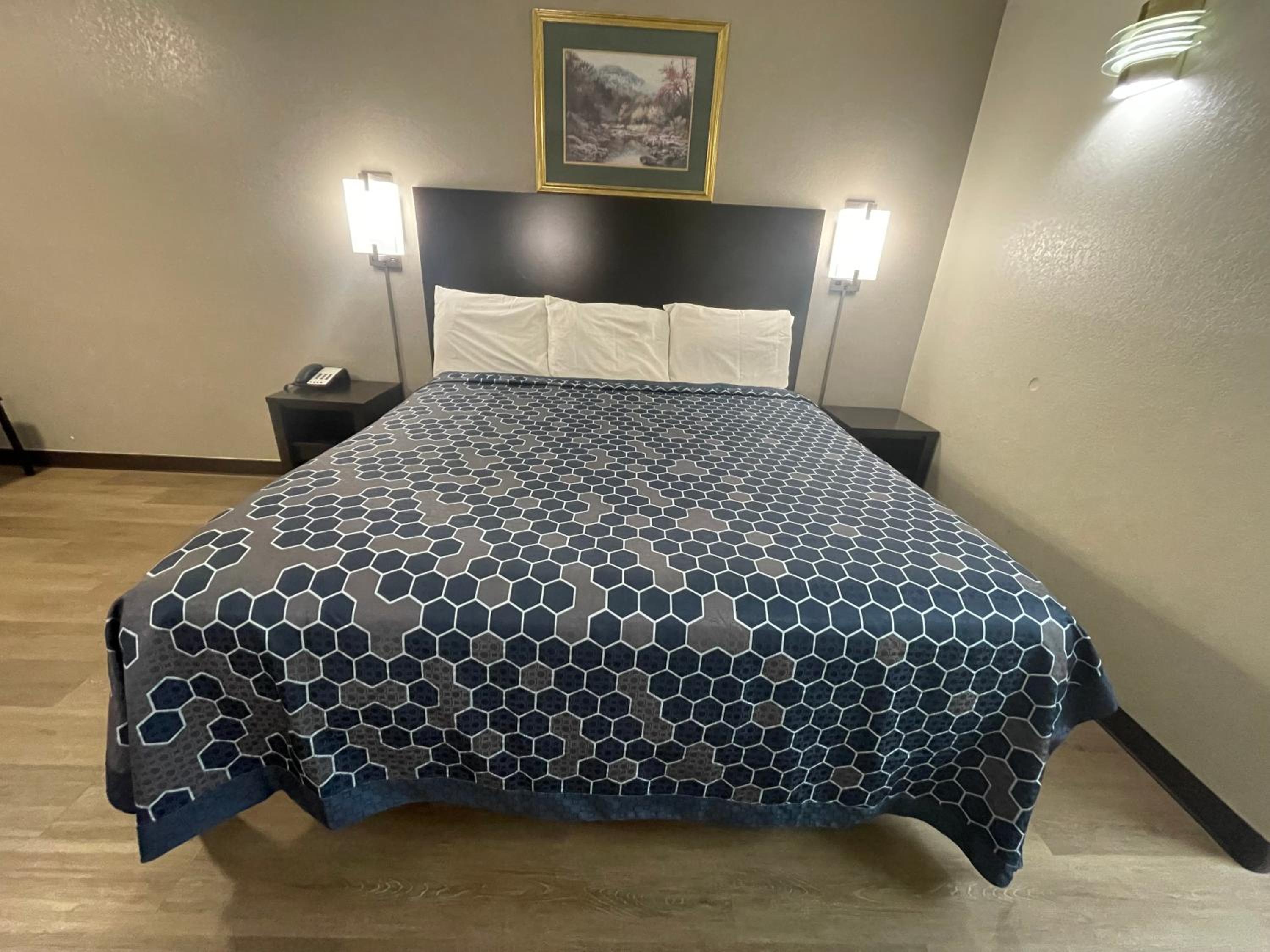 Deluxe King Suite - Photo 6