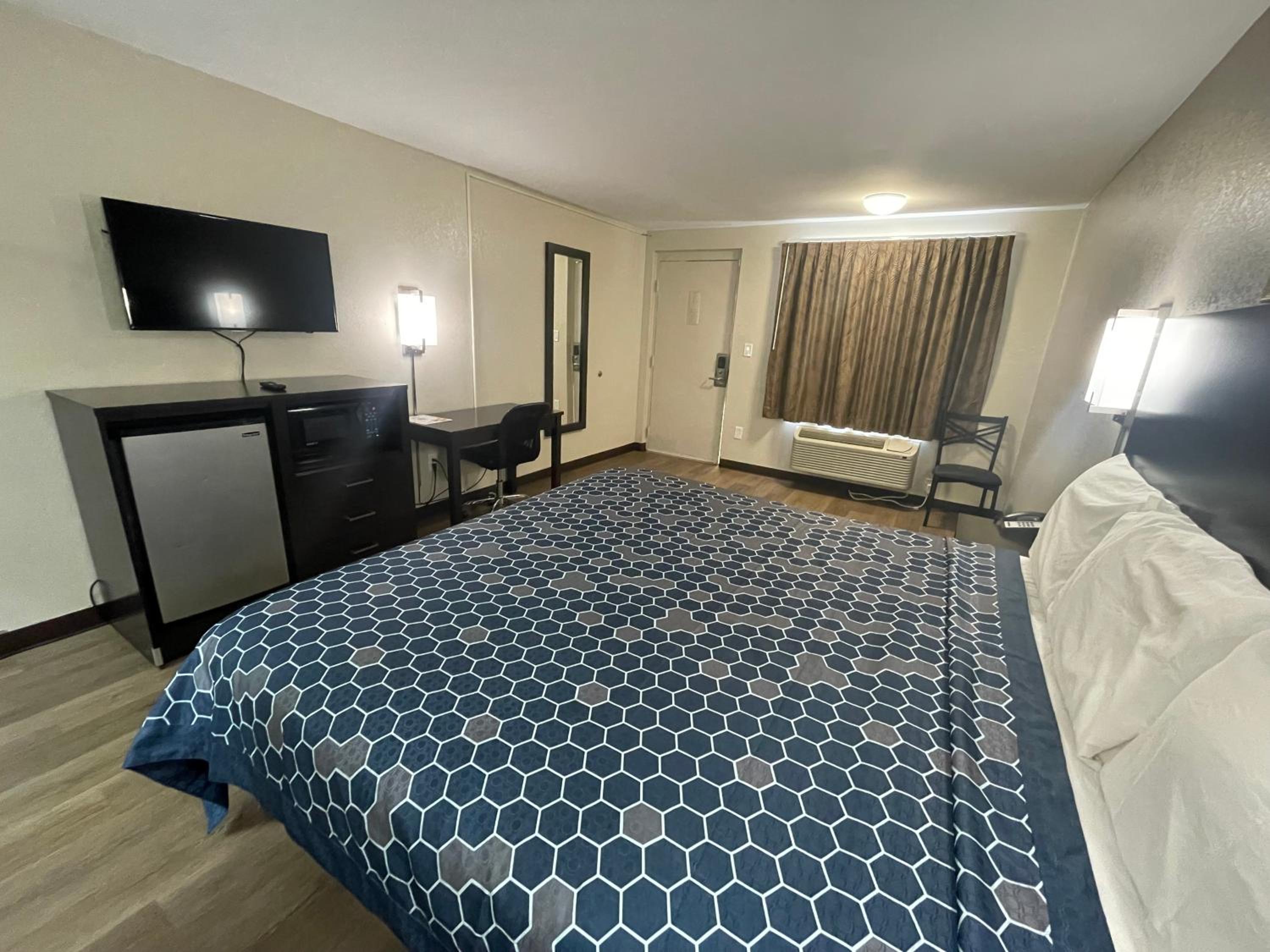 Deluxe King Suite - Photo 5