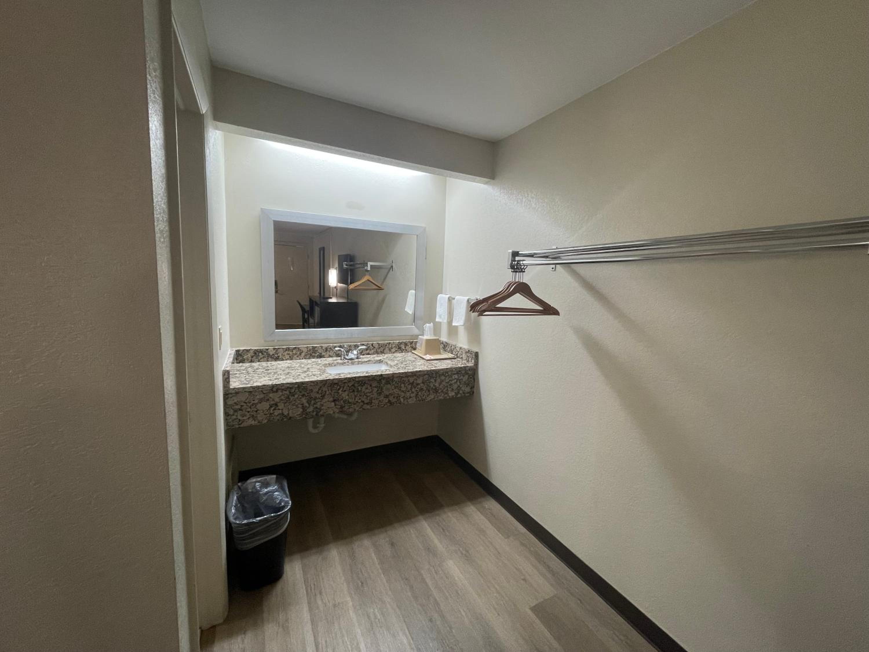 Deluxe King Suite - Photo 3