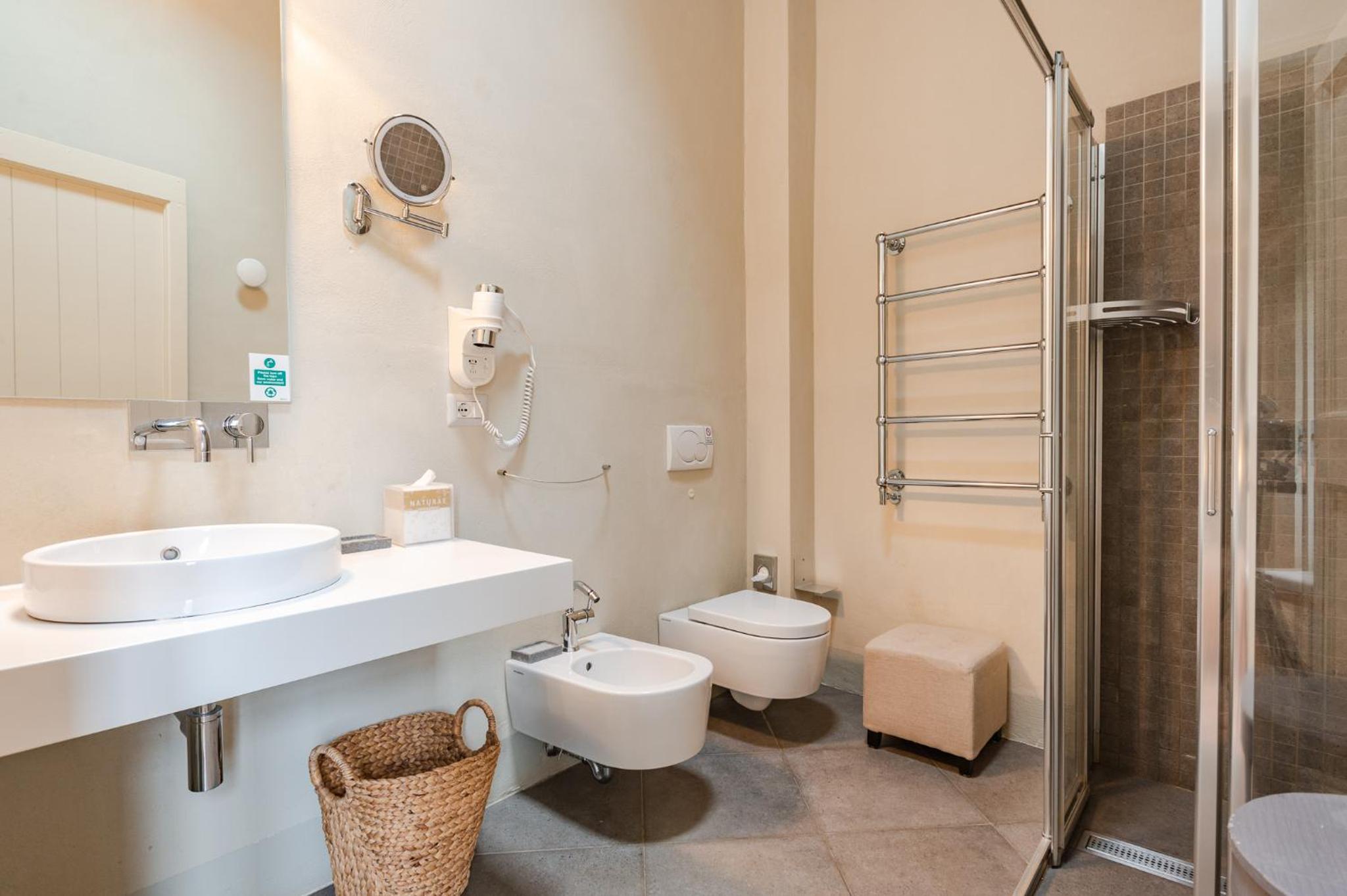 Deluxe Suite - Photo 11