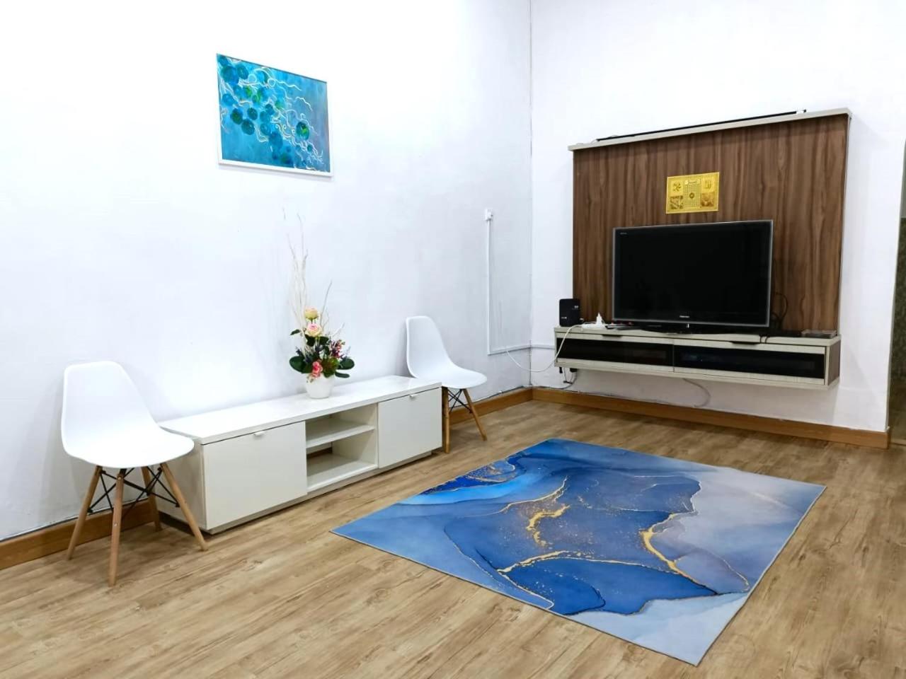 Three-Bedroom House photo 1