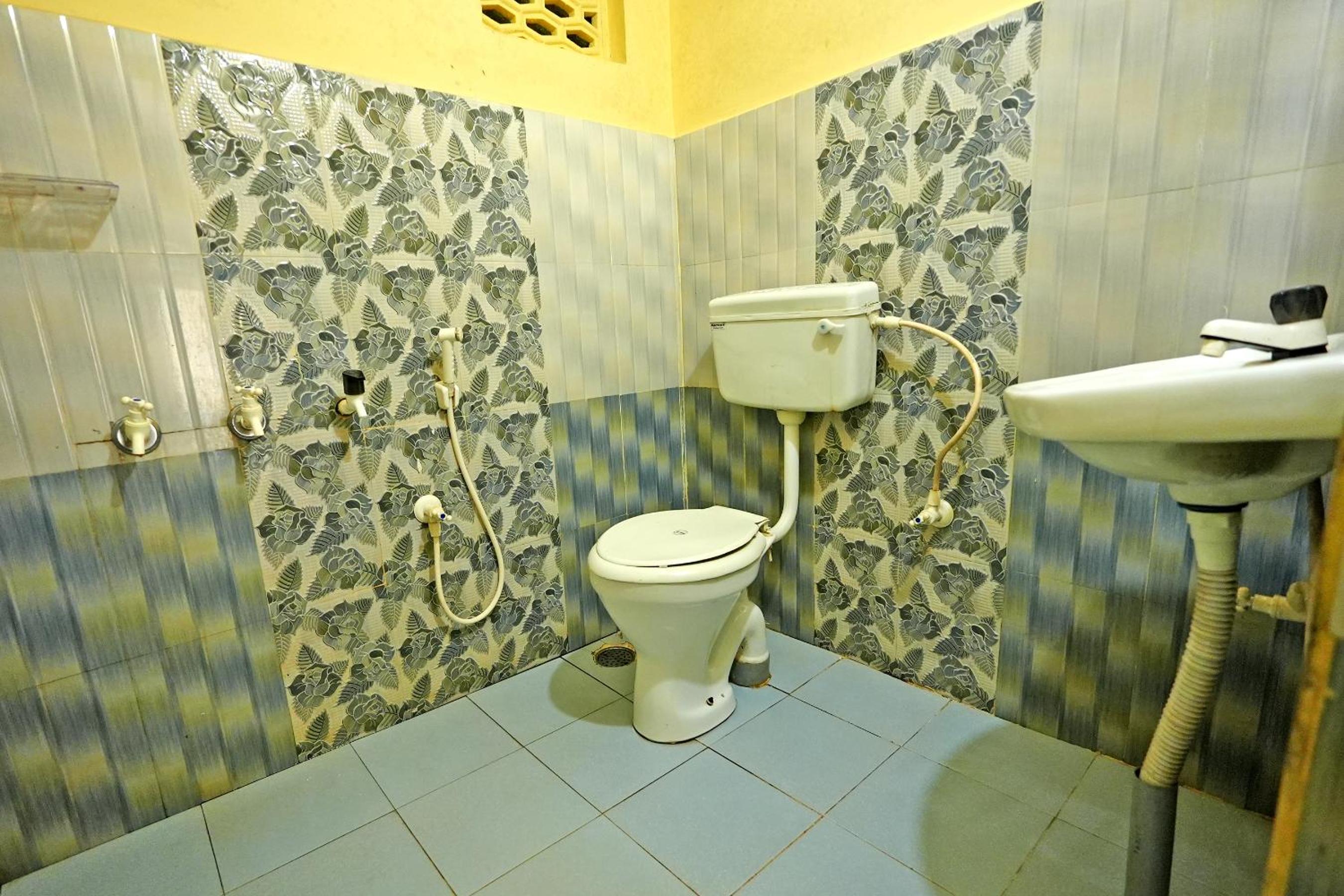 Family Room With Private Bathroom photo 2