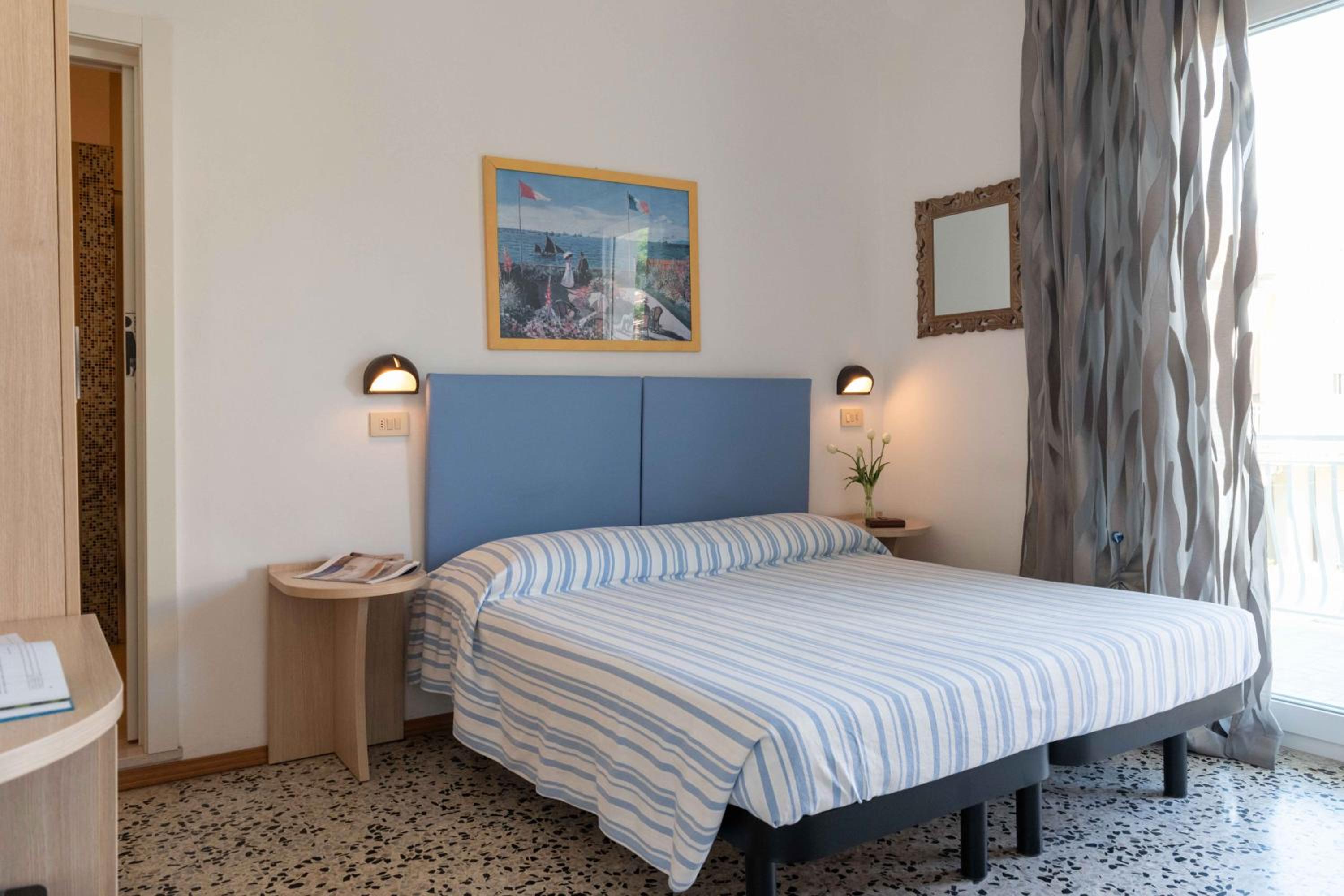Double Room with Balcony - Photo 24