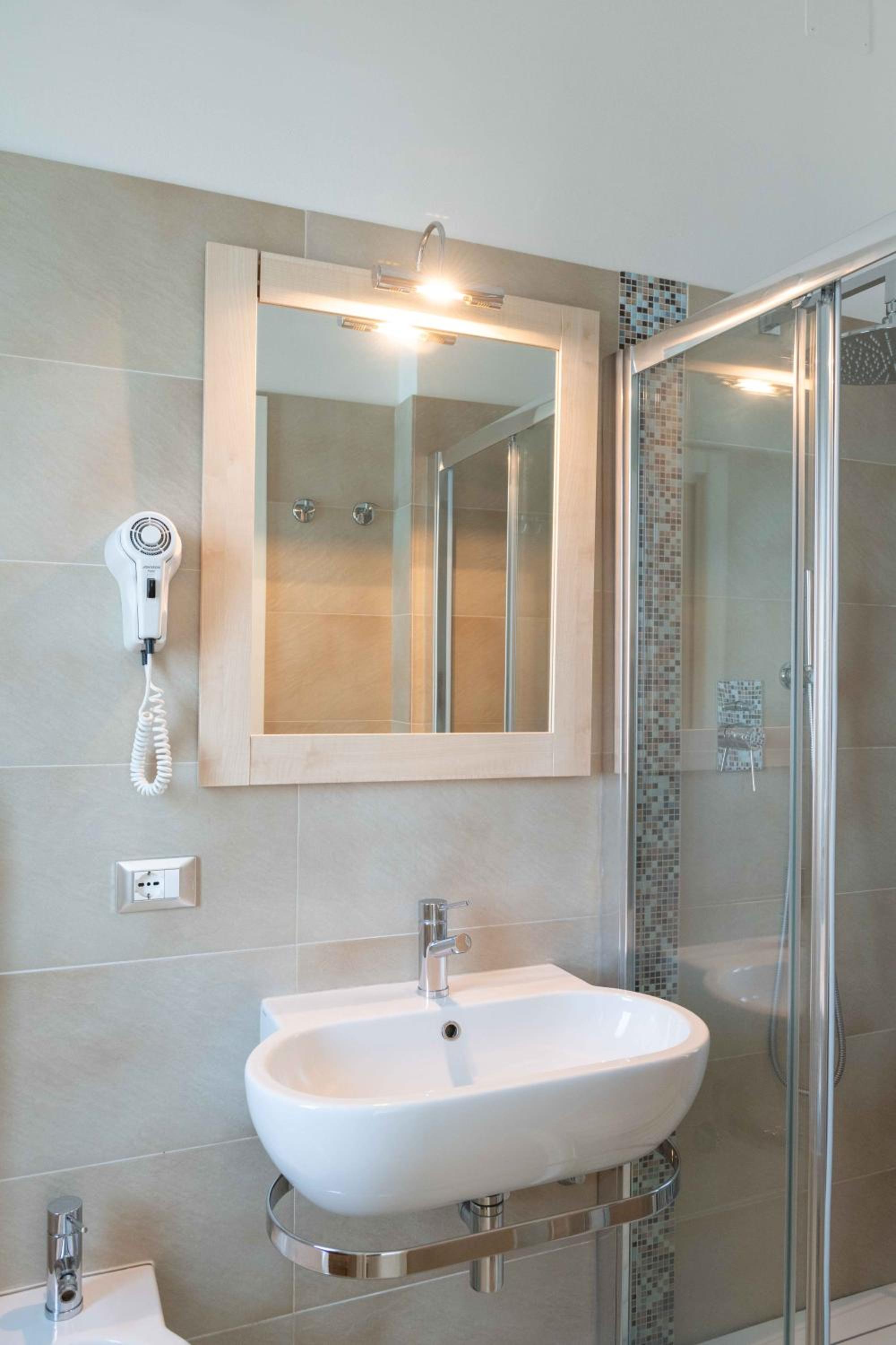 Double Room with Balcony - Photo 9