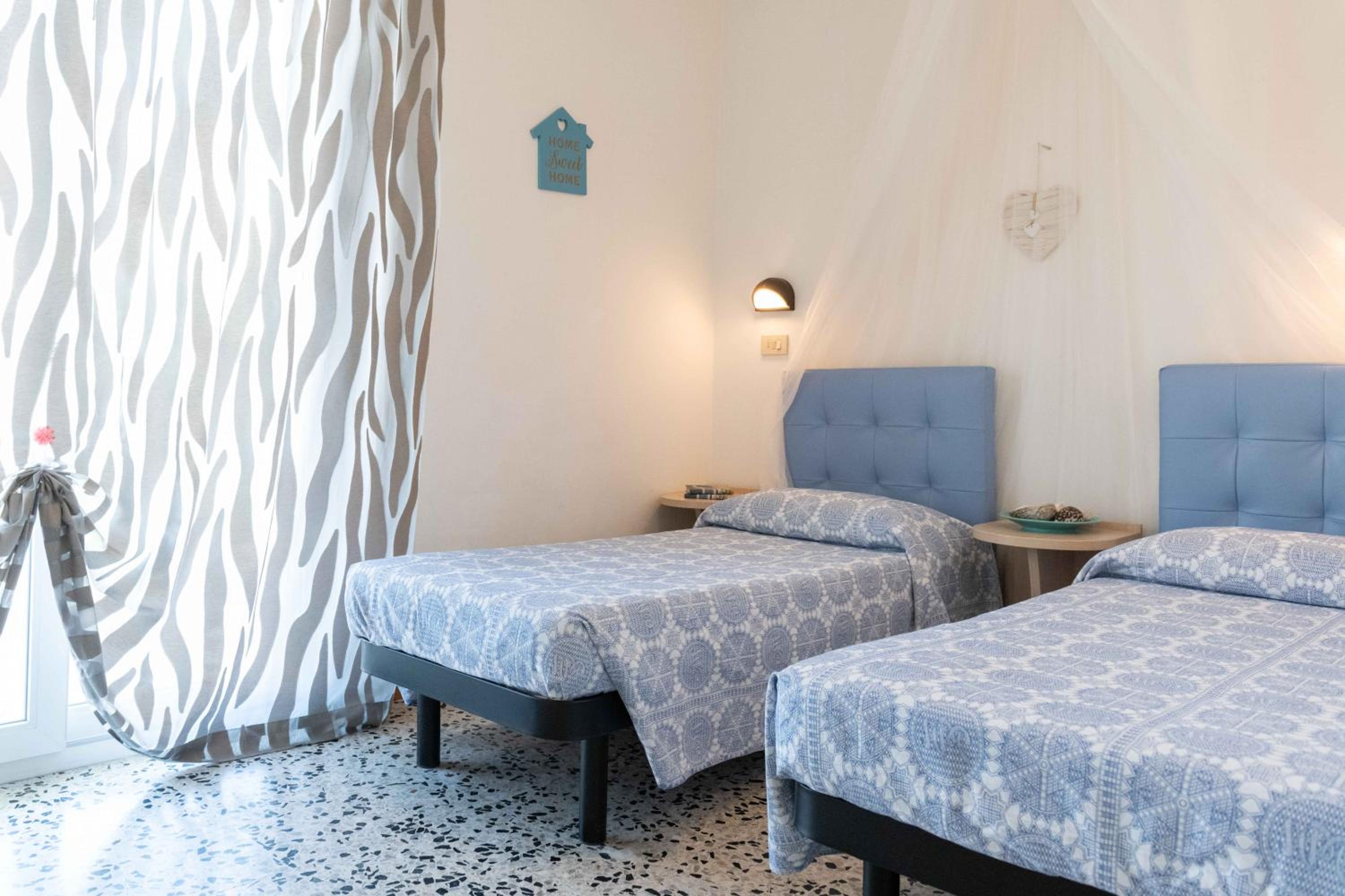 Double Room with Balcony - Photo 2