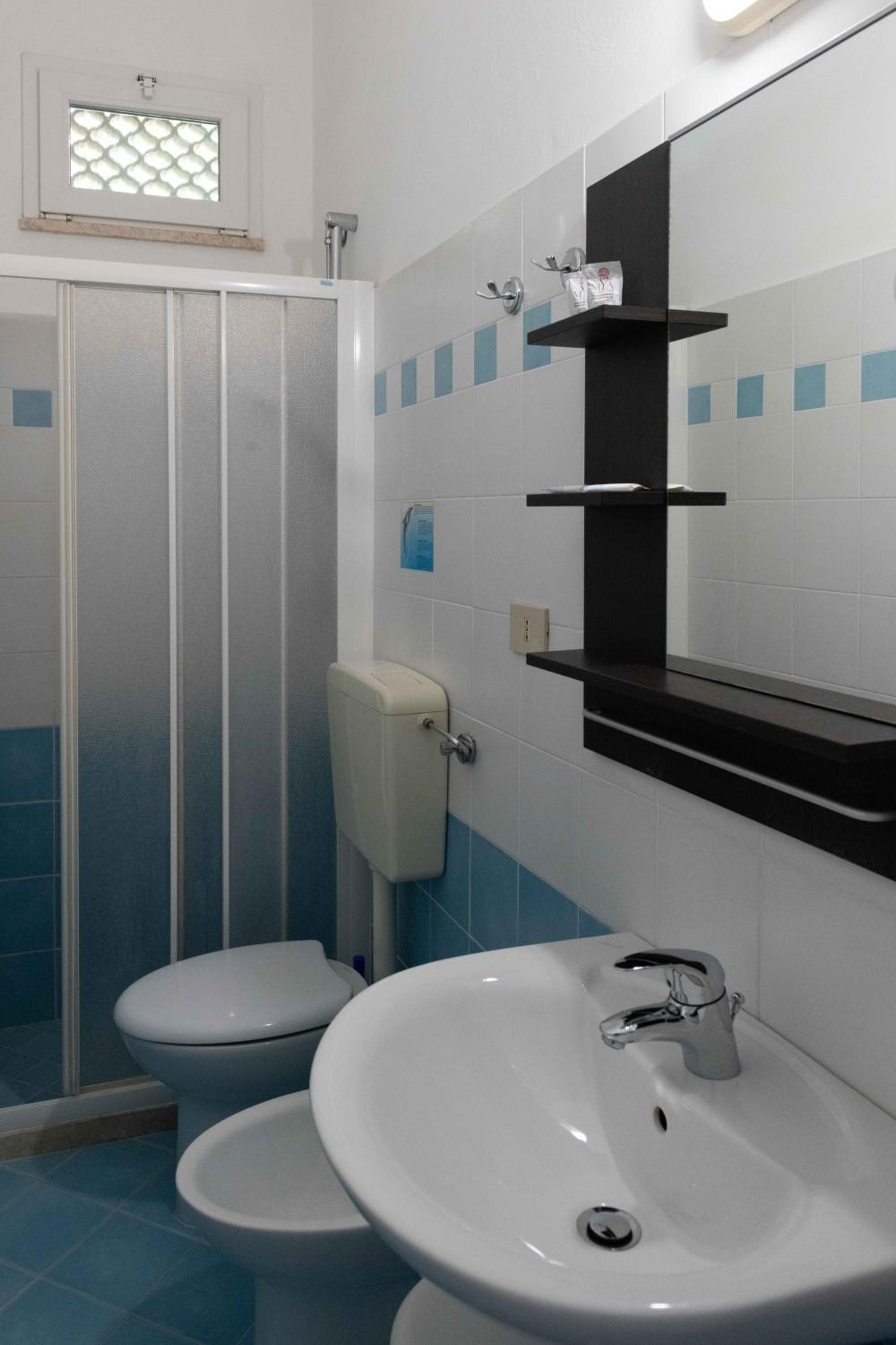Double Room with Balcony - Photo 10