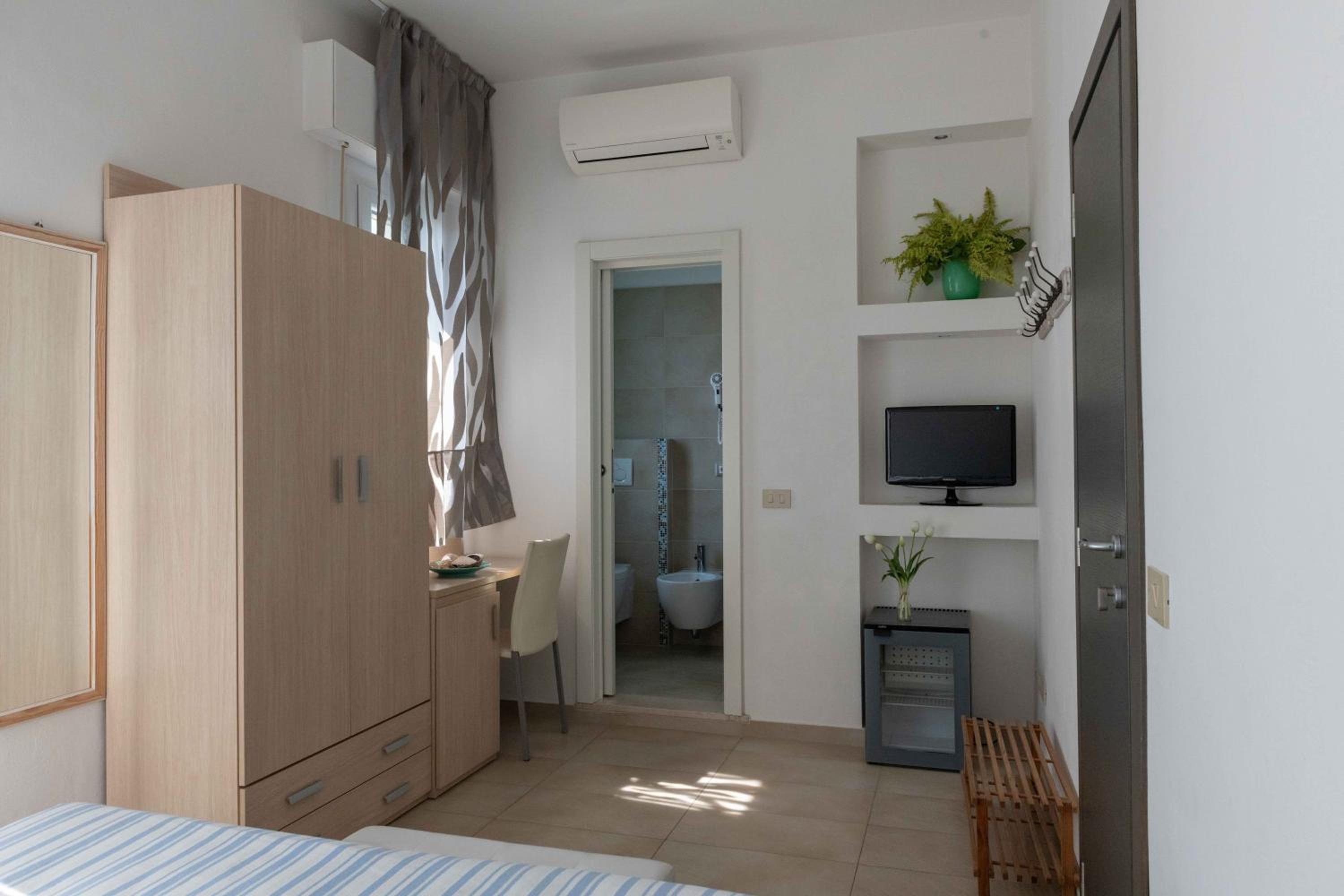 Double Room with Balcony - Photo 49
