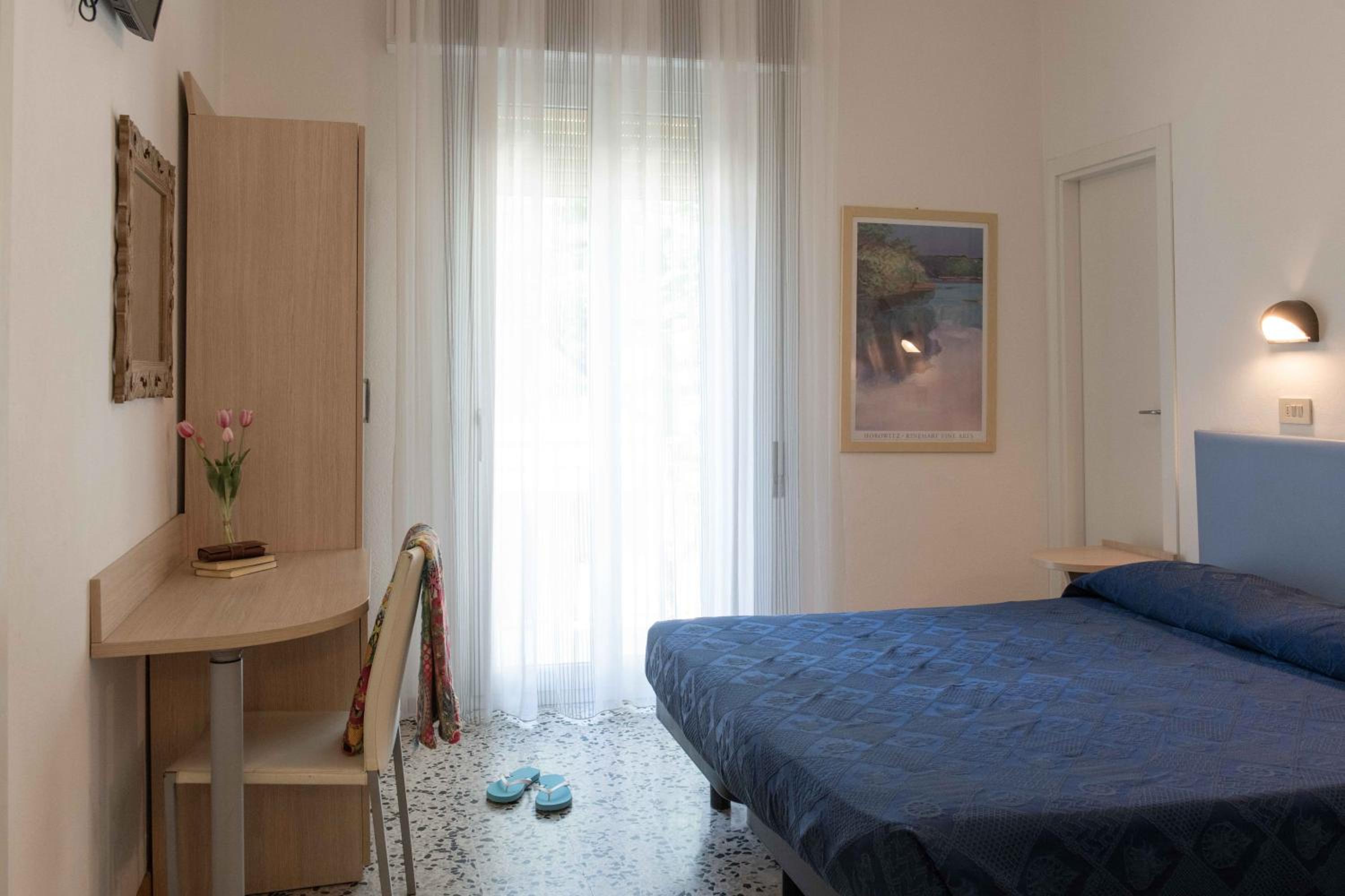 Double Room with Balcony - Photo 4