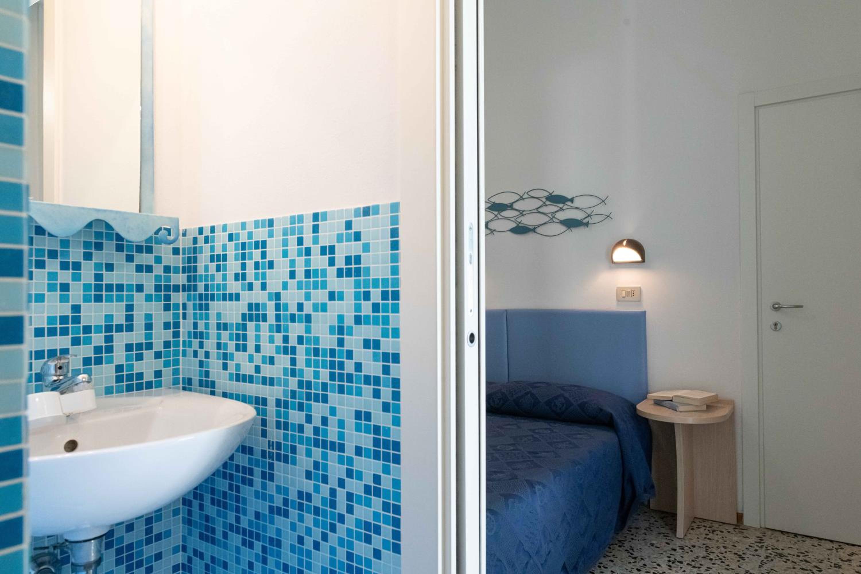 Double Room with Balcony - Photo 13