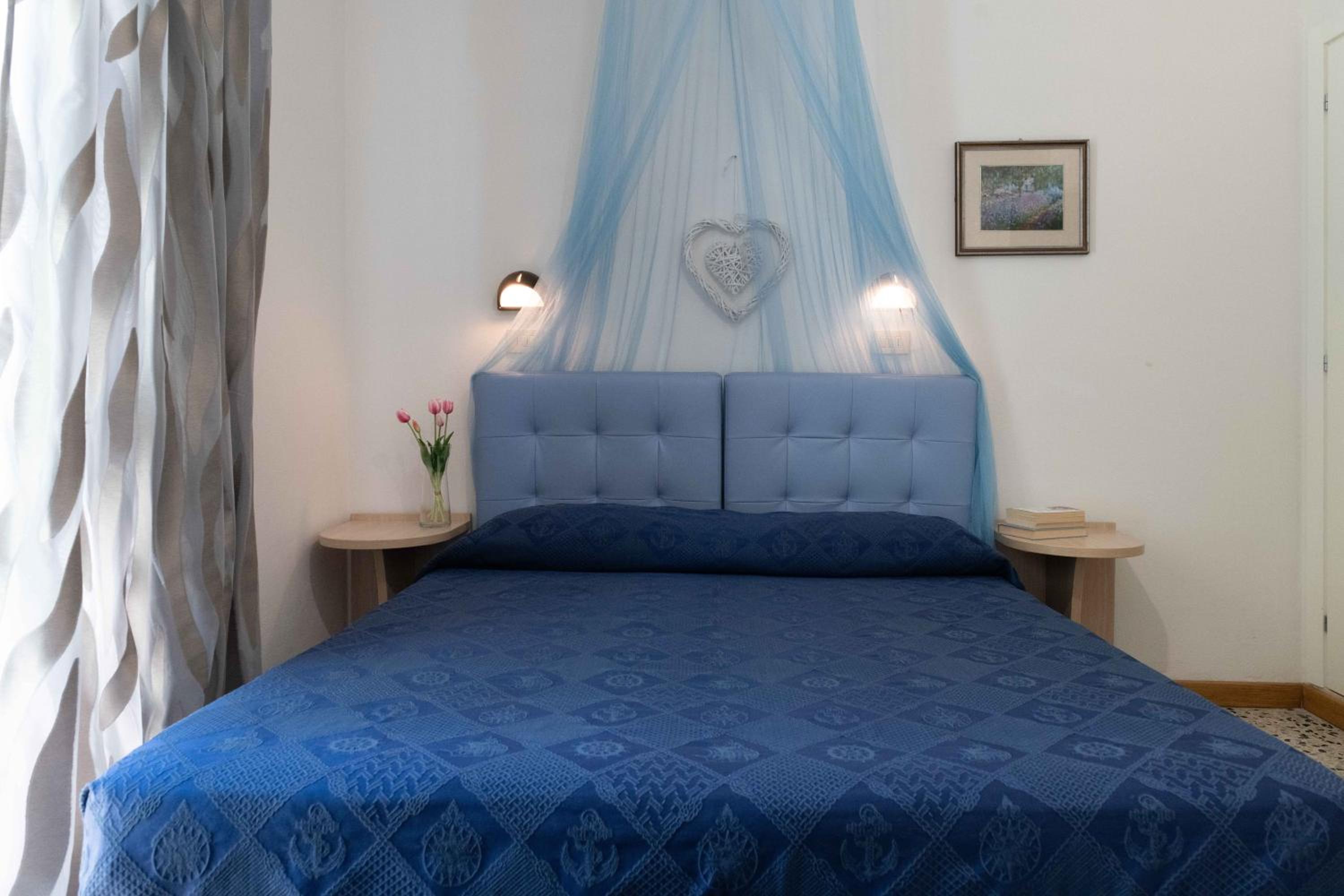 Double Room with Balcony - Photo 11