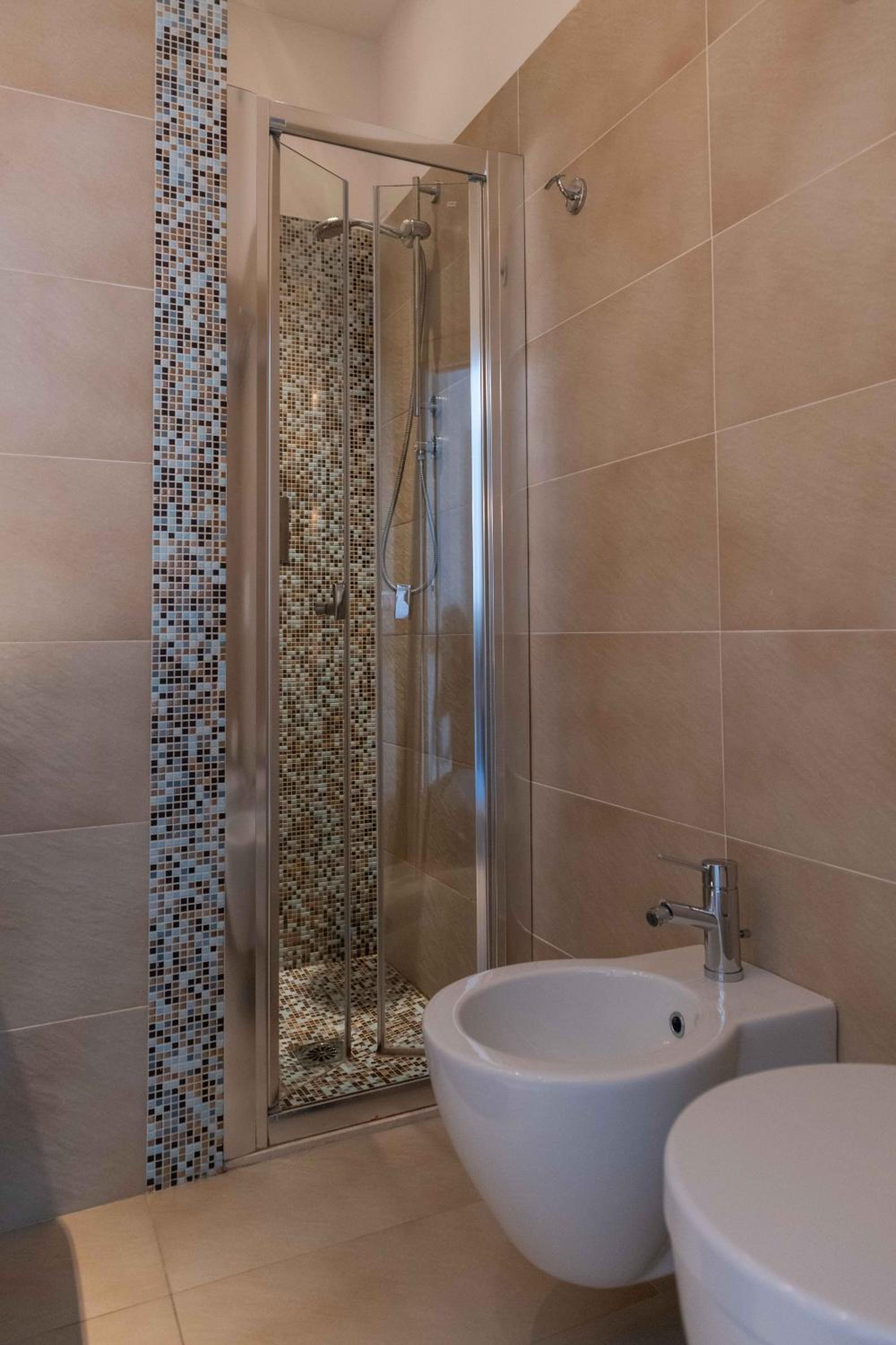 Double Room with Balcony - Photo 12